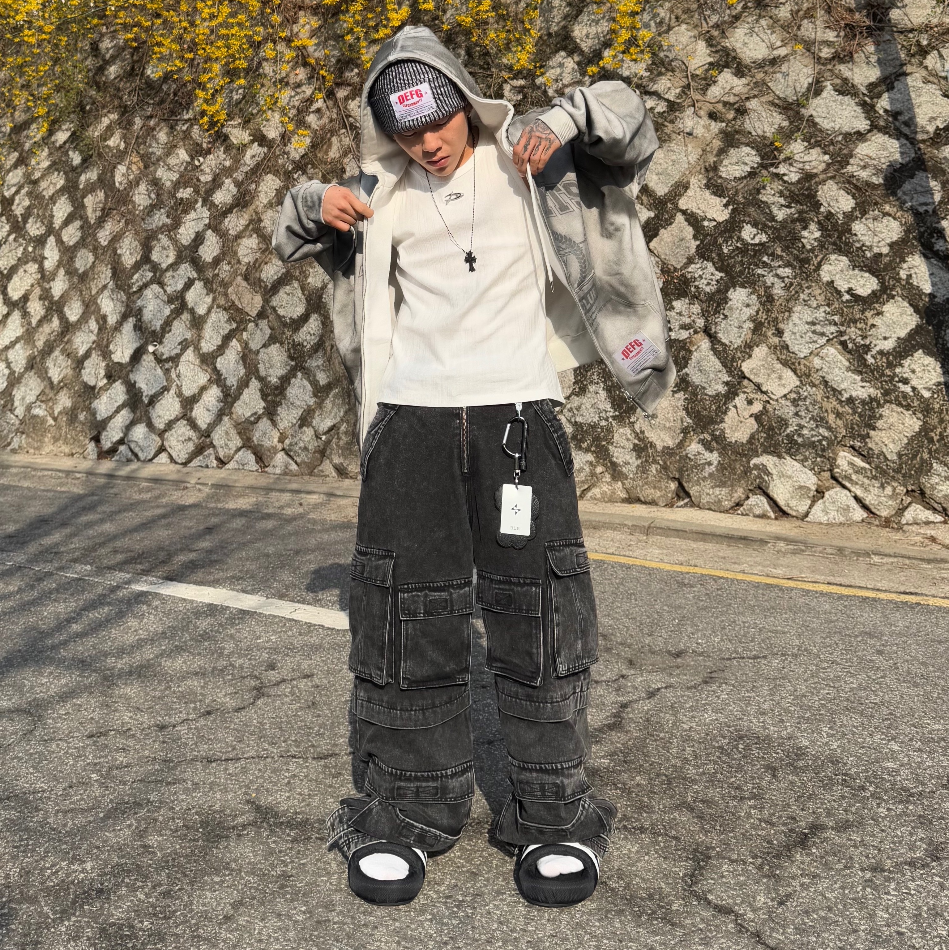 Adidas Adilette 24 Core Black Cloud White, DEFGARMENTS Dirty Washed Hood Zipup Gray 착용 스타일 - 2