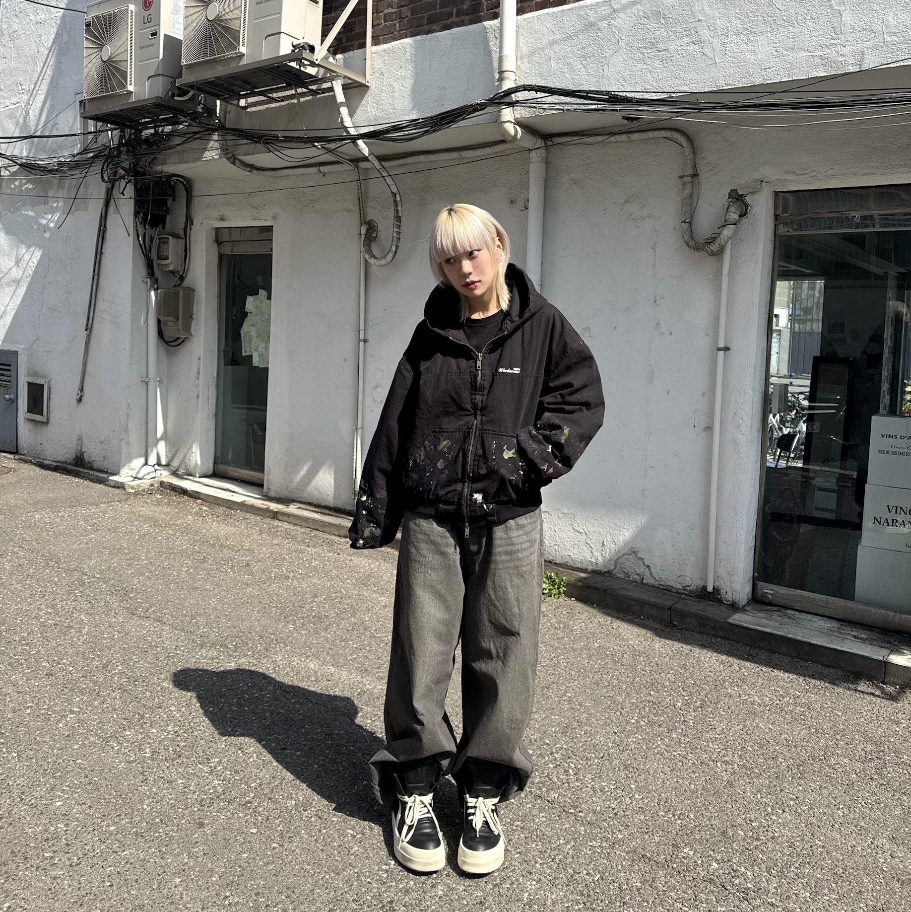 릭 오웬스 할리우드 메가 범퍼 지오바스켓 풀 그레인 카프 레더 블랙 밀크, 그레일즈 페인티드 워크 자켓 블랙 착용 스타일 - 2