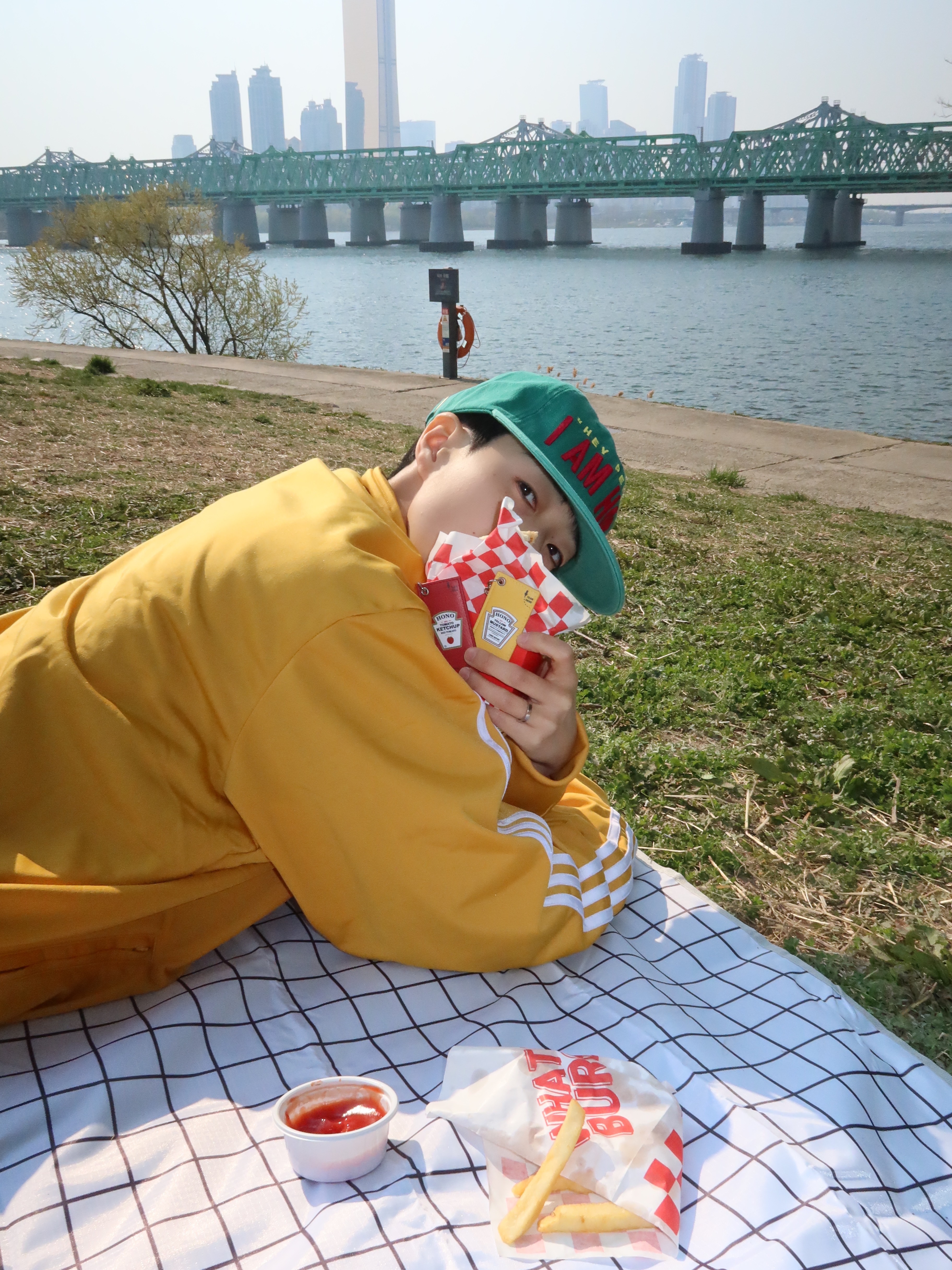 호노 리포트 오브젝트 키링 머스타드, 호노 리포트 오브젝트 키링 토마토 케첩 착용 스타일 - 2