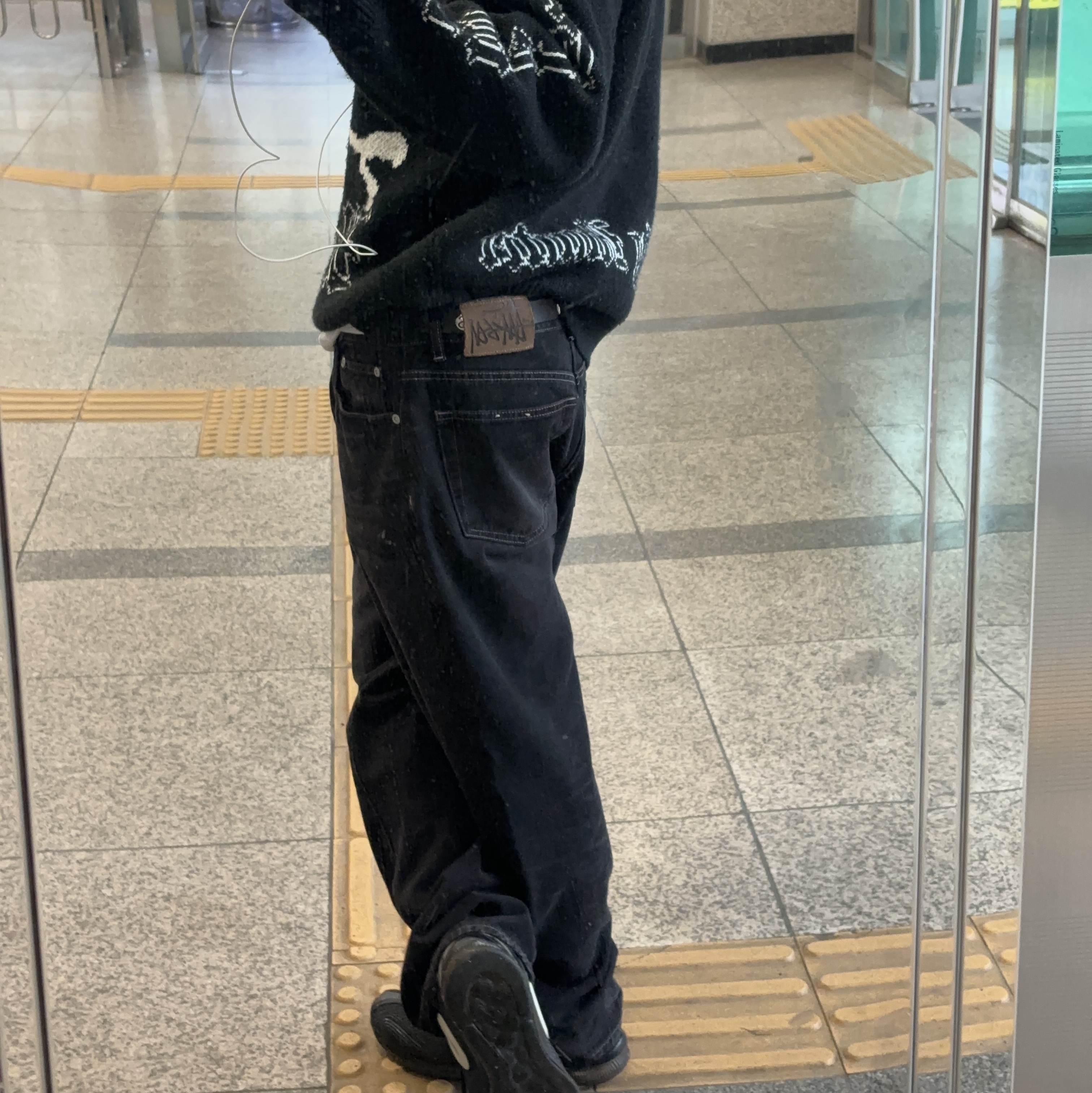 스투시 데님 빅 올 진 빈티지 워시 블랙, 슈프림 x 바운티 헌터 스웨터 블랙 - 23FW 착용 스타일