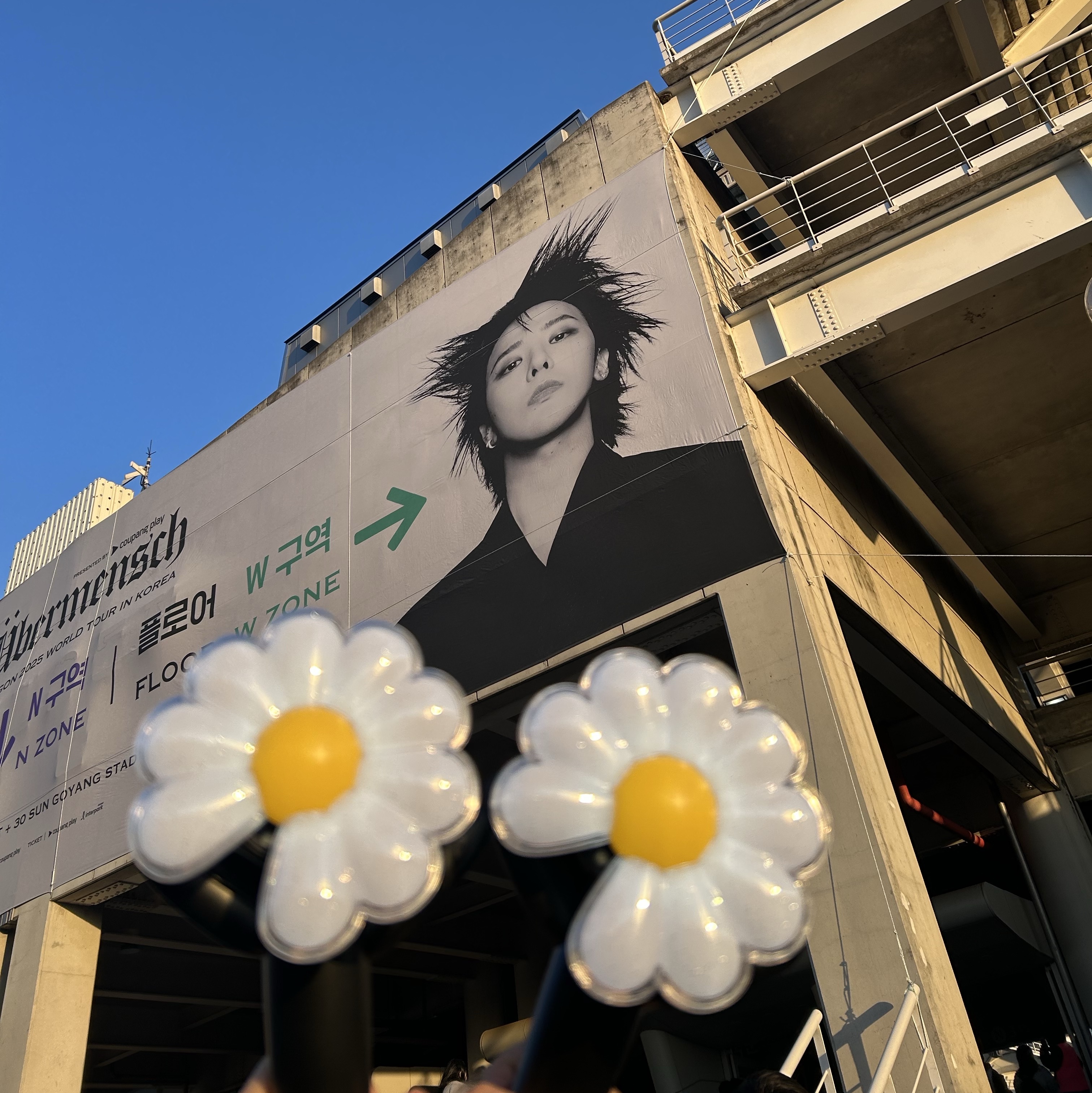 G-DRAGON Ubermensch Official Light Stick, G-DRAGON Ubermensch Long Sleeve T-Shirt Black 착용 스타일 - 3