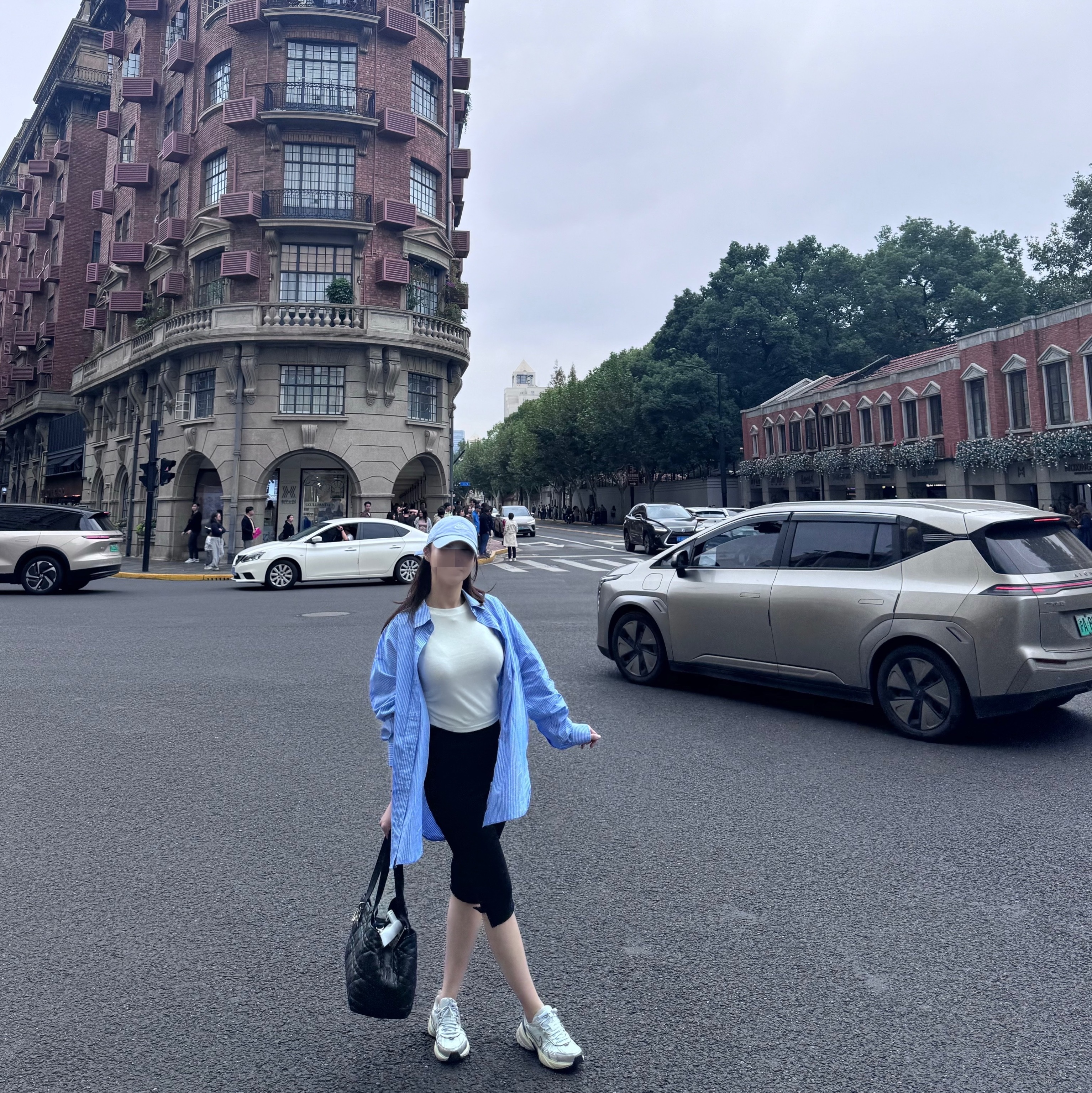 나이키 V2K 런 서밋 화이트 메탈릭 실버, 디올 미디움 뚜주흐 백 매크로까나쥬 카프스킨 블랙 착용 스타일