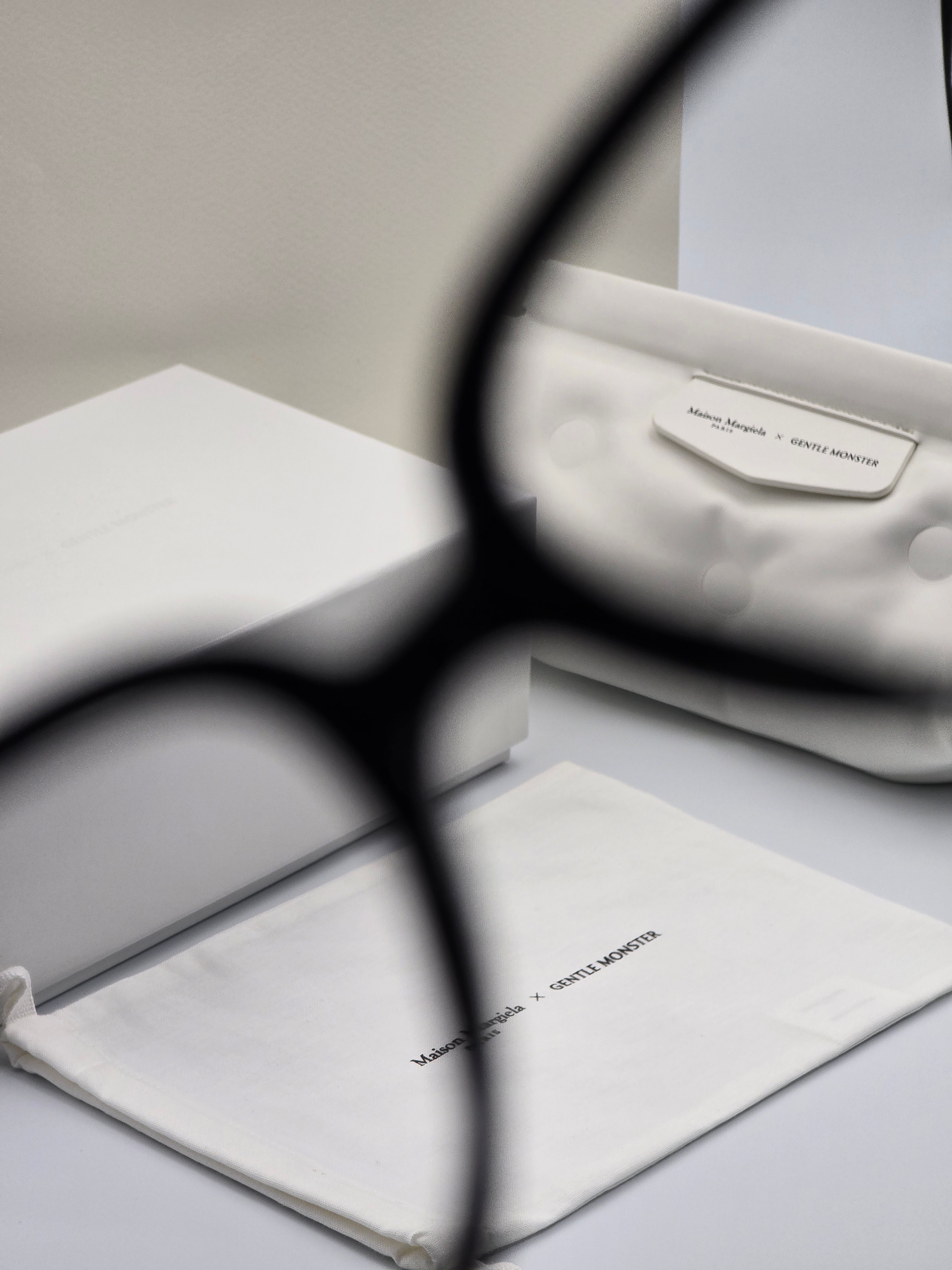 Gentle Monster x Maison Margiela MM211 Black Clear 착용 스타일 - 6
