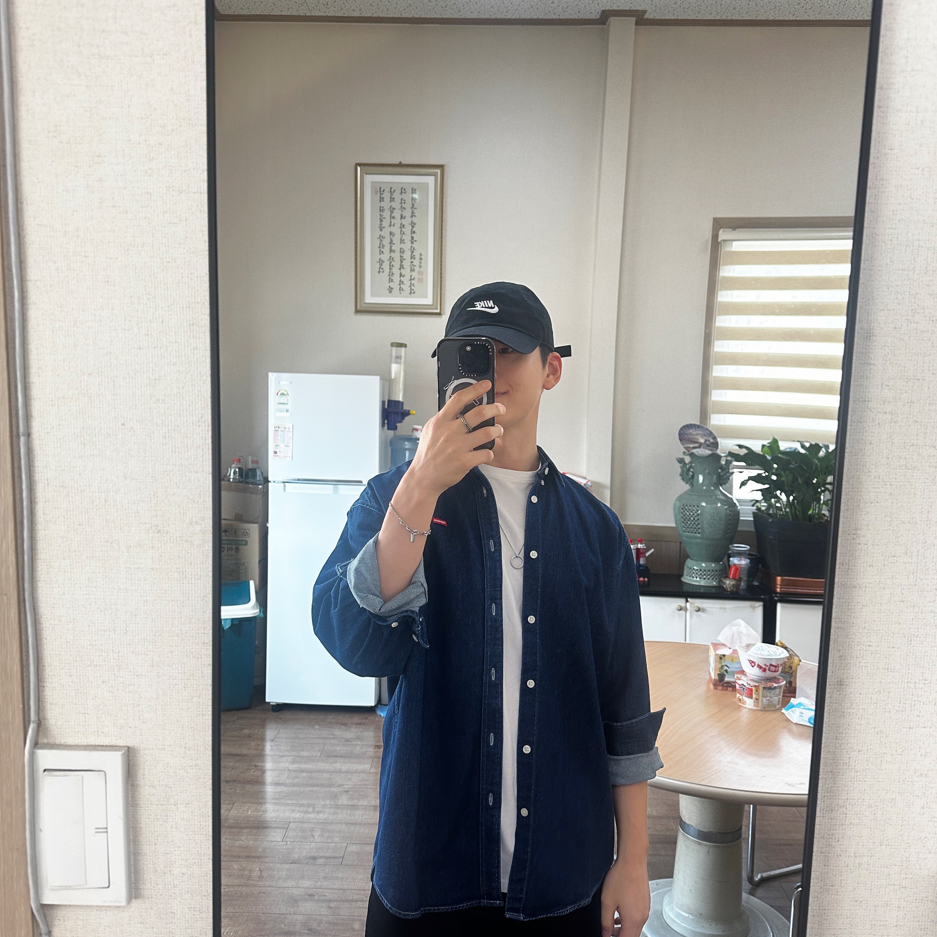 Supreme Small Box Shirt Rinsed Denim - 24FW, Maison Margiela Logo Ring Necklace Matte Palladium 착용 스타일