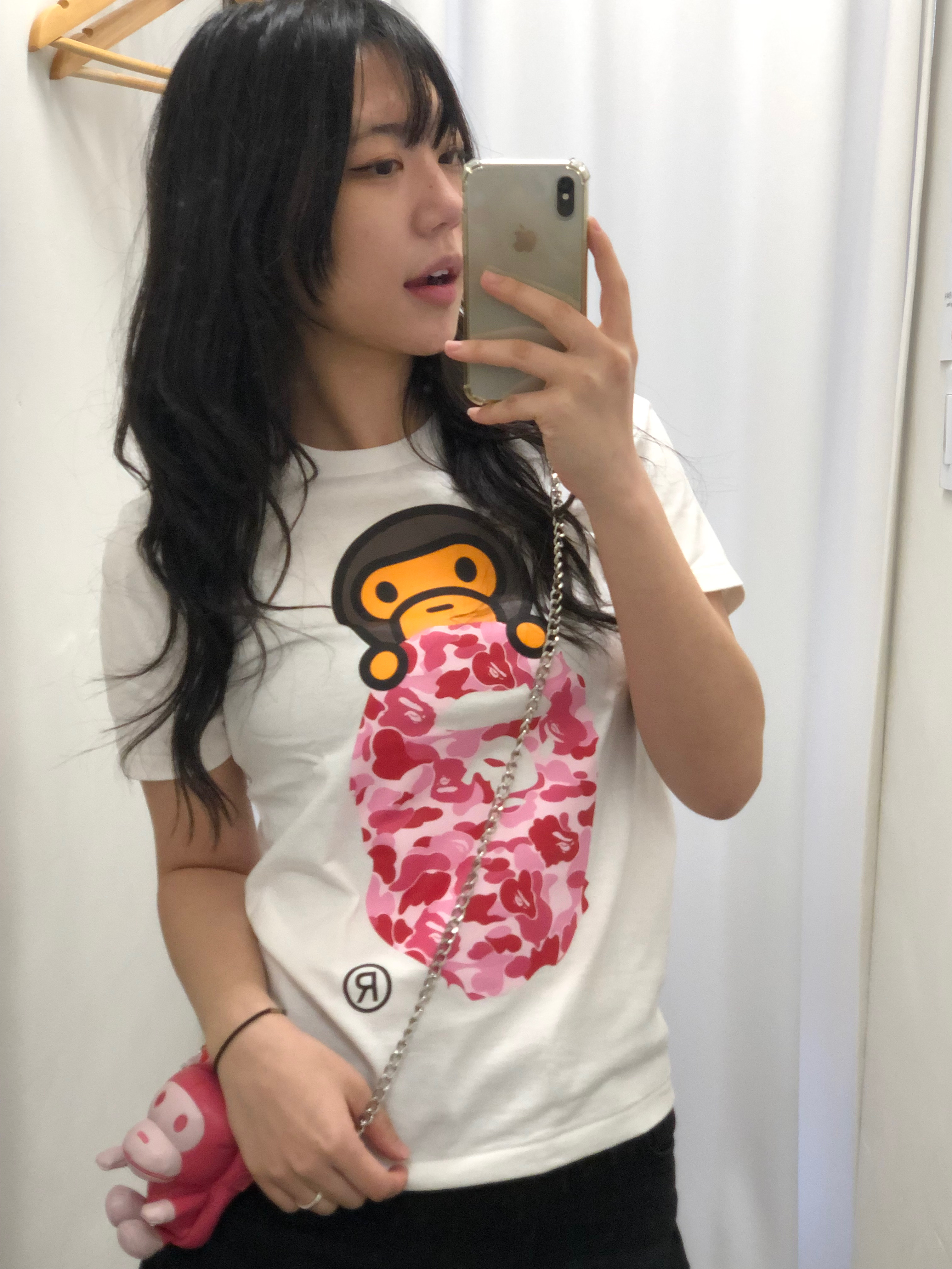 BAPE ABC Camo Milo on Ape Head L/S T-Shirt White Pink, BAPE Baby Milo Mini Shoulder Bag Black 착용 스타일 - 1