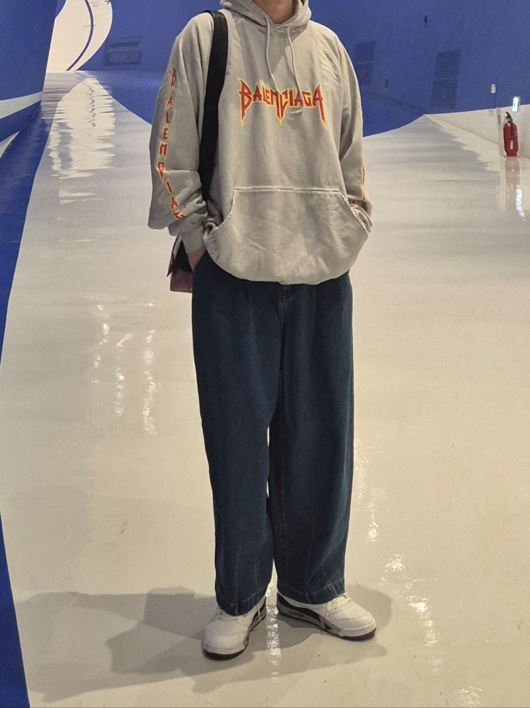 Balenciaga Metal Oversized Hoodie Light Grey, Jordan 5 Retro White Cement 착용 스타일 - 3