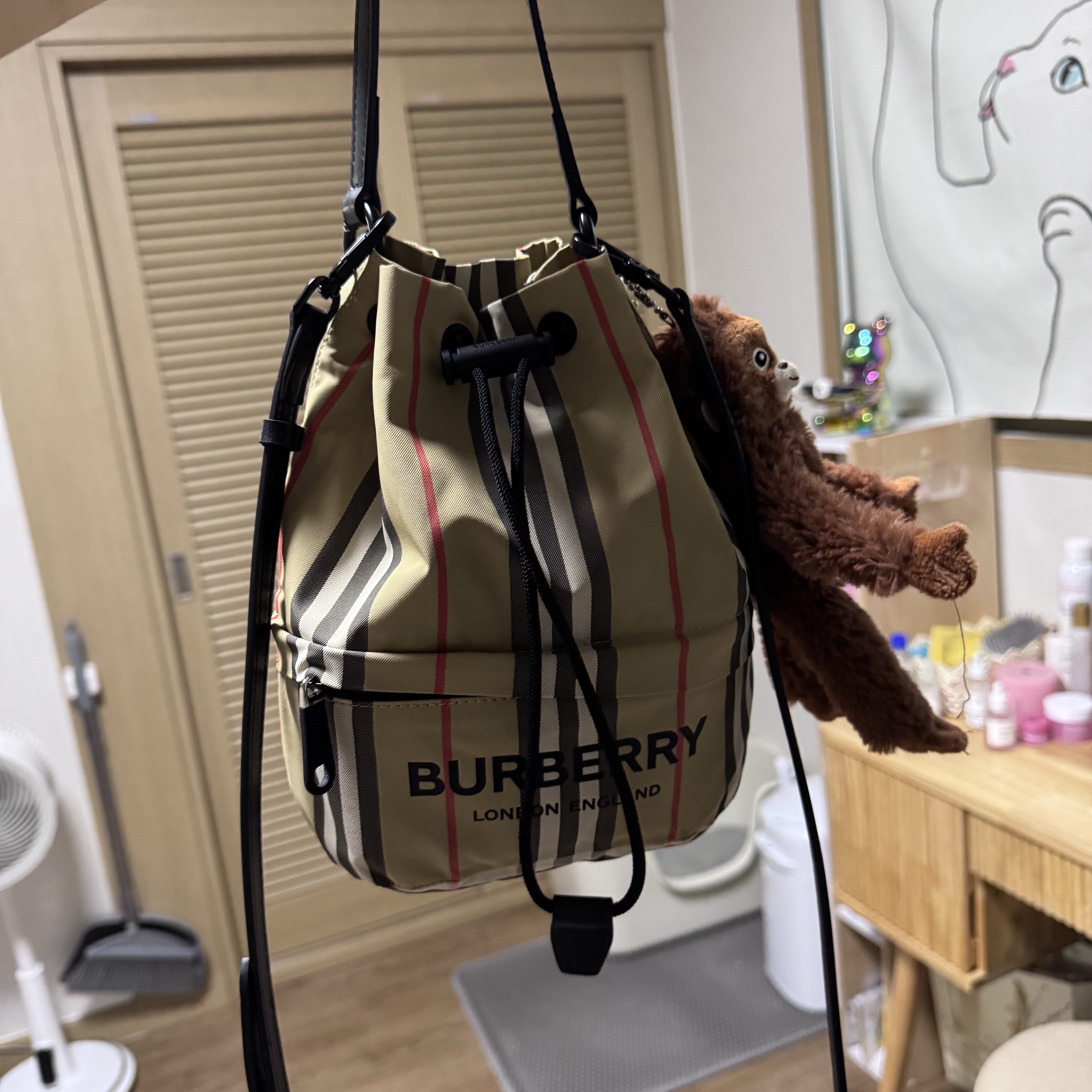 Burberry Icon Stripe Econyl Drawcord Pouch Archive Beige 착용 스타일