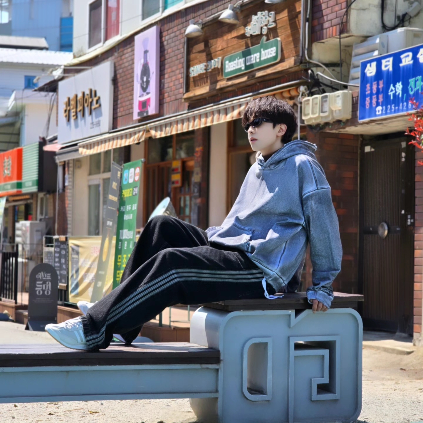 Flavorism Oversized Rivet Hoodie Dirty White, Adidas Adicolor Denim Firebird Pants True Black Denim - KR Sizing 착용 스타일 - 6