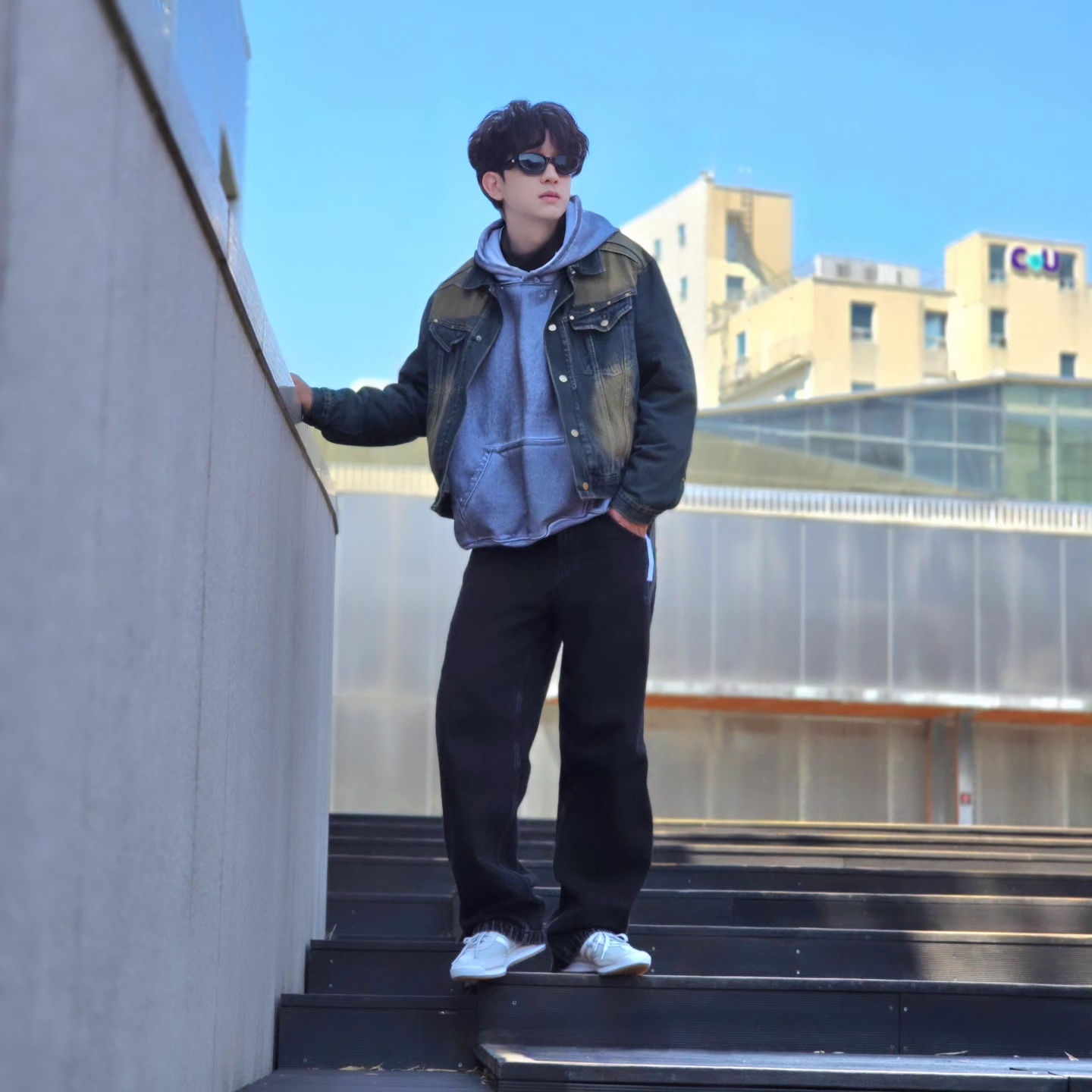 Flavorism Oversized Rivet Hoodie Dirty White, Adidas Adicolor Denim Firebird Pants True Black Denim - KR Sizing 착용 스타일 - 3