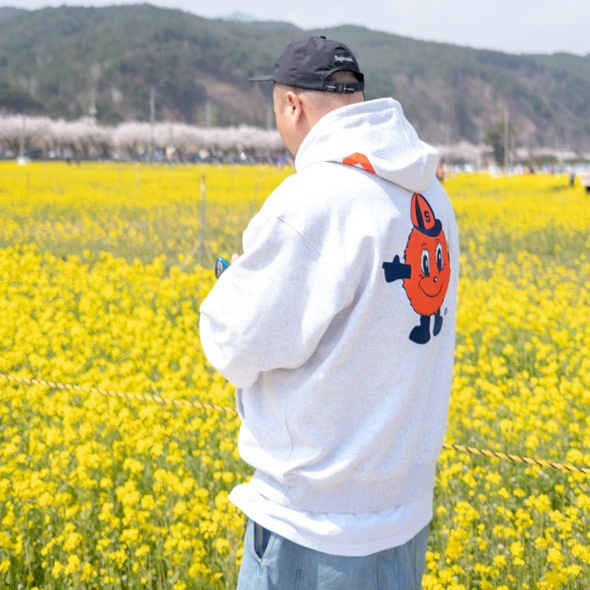 Supreme Mitchell & Ness NCAA Hooded Sweatshirt Ash Grey - 24FW, Supreme CDW Delta Carabiner Silver - 24SS 착용 스타일 - 5
