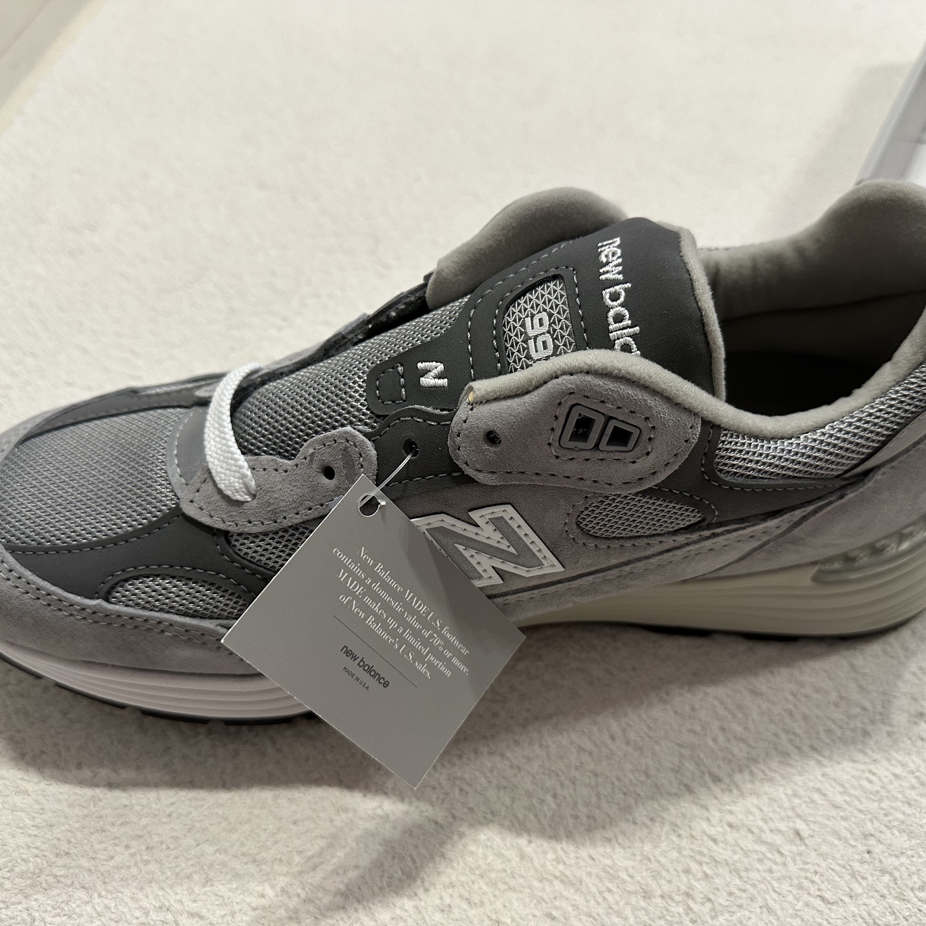New Balance 992 Made in USA Core Grey Silver Metallic 착용 스타일 - 2