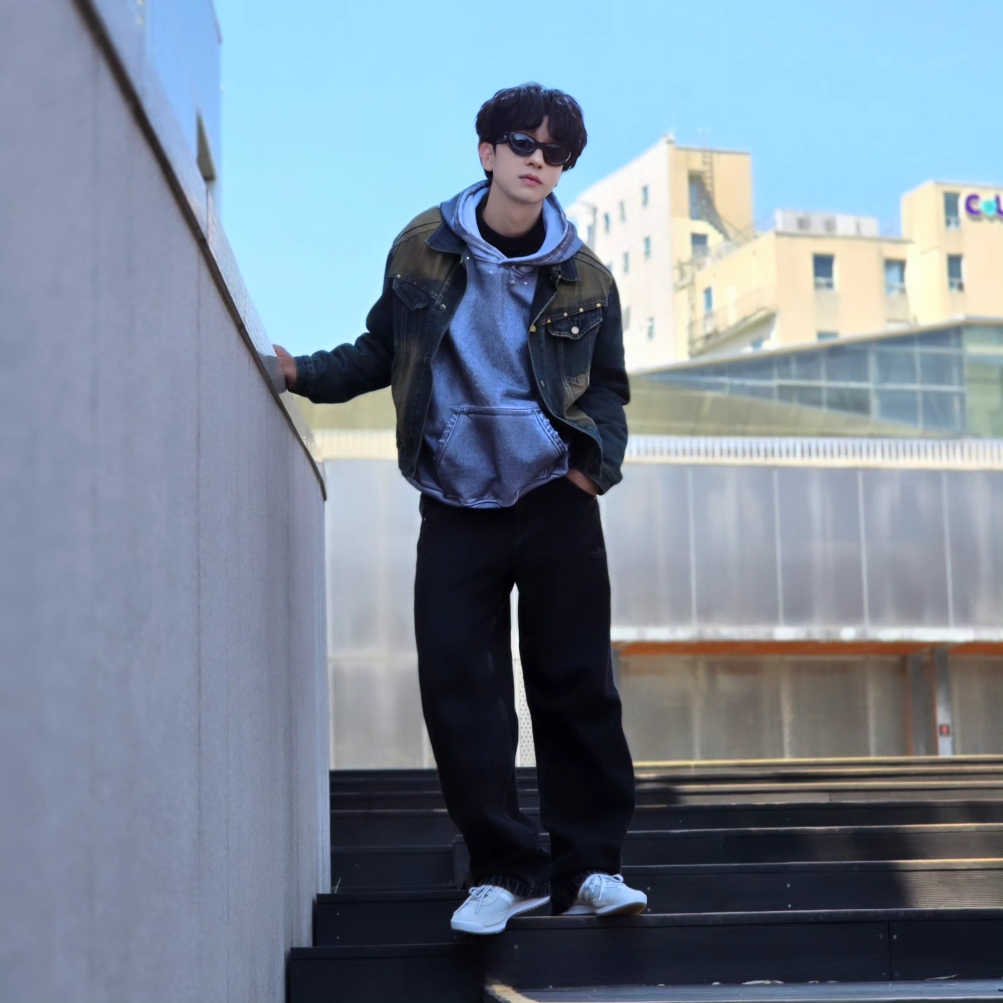 Flavorism Oversized Rivet Hoodie Dirty White, Adidas Adicolor Denim Firebird Pants True Black Denim - KR Sizing 착용 스타일 - 4