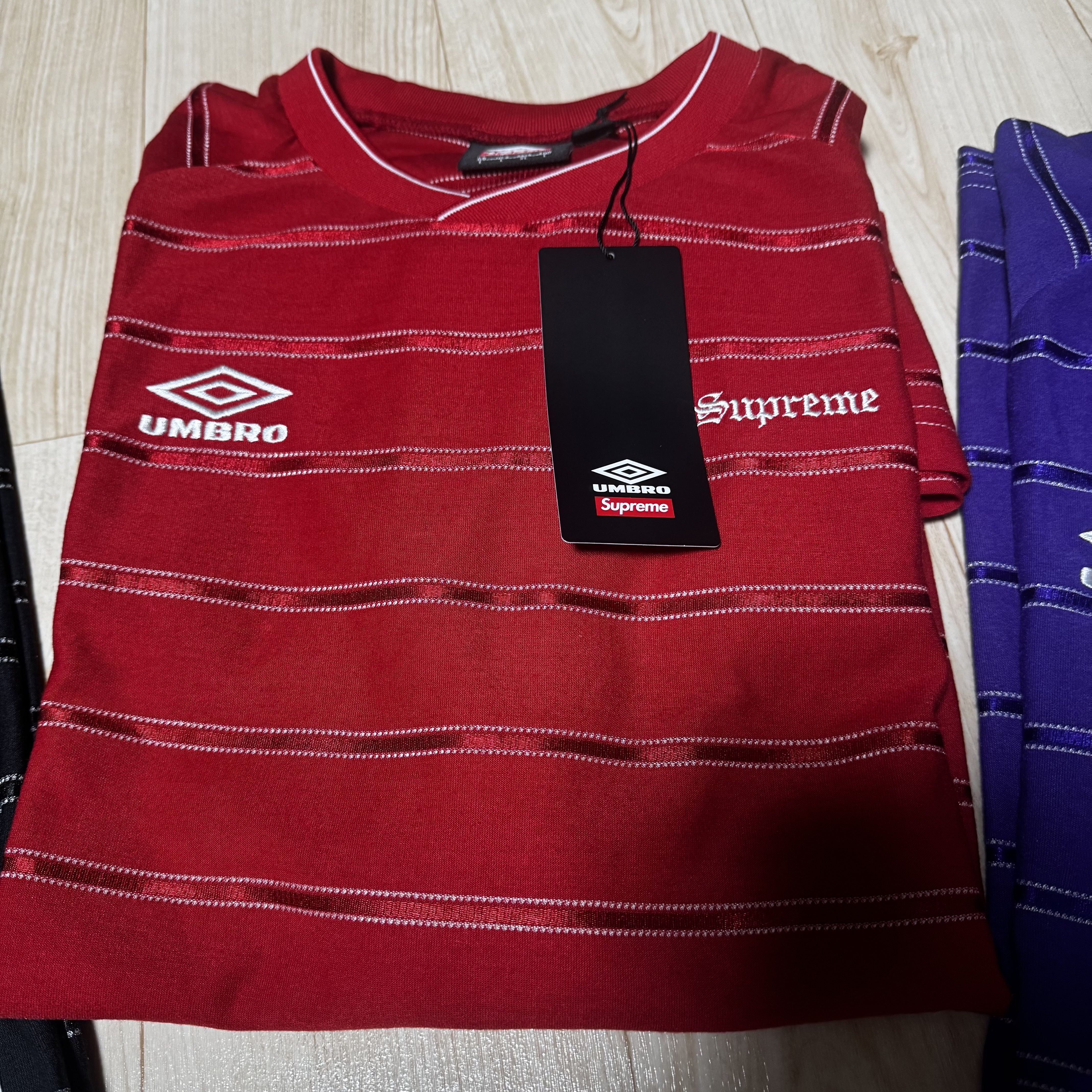 Supreme x Umbro Stripe Soccer Jersey Red - 25SS, Supreme Gore-Tex Camp Cap Navy - 25SS 착용 스타일 - 2