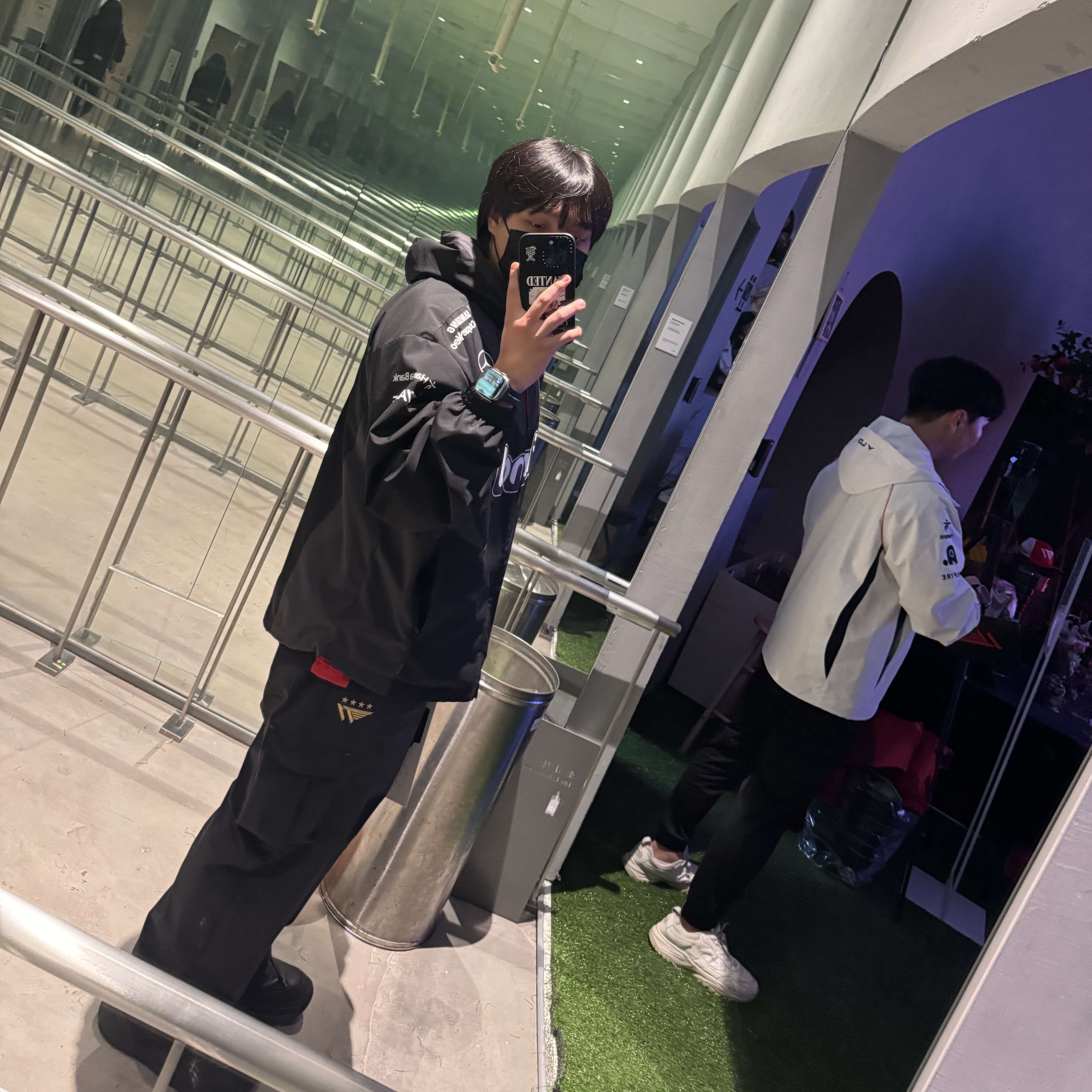 T1 2023 Uniform Worlds Jacket Black, T1 2024 Uniform Worlds Pants Black 착용 스타일