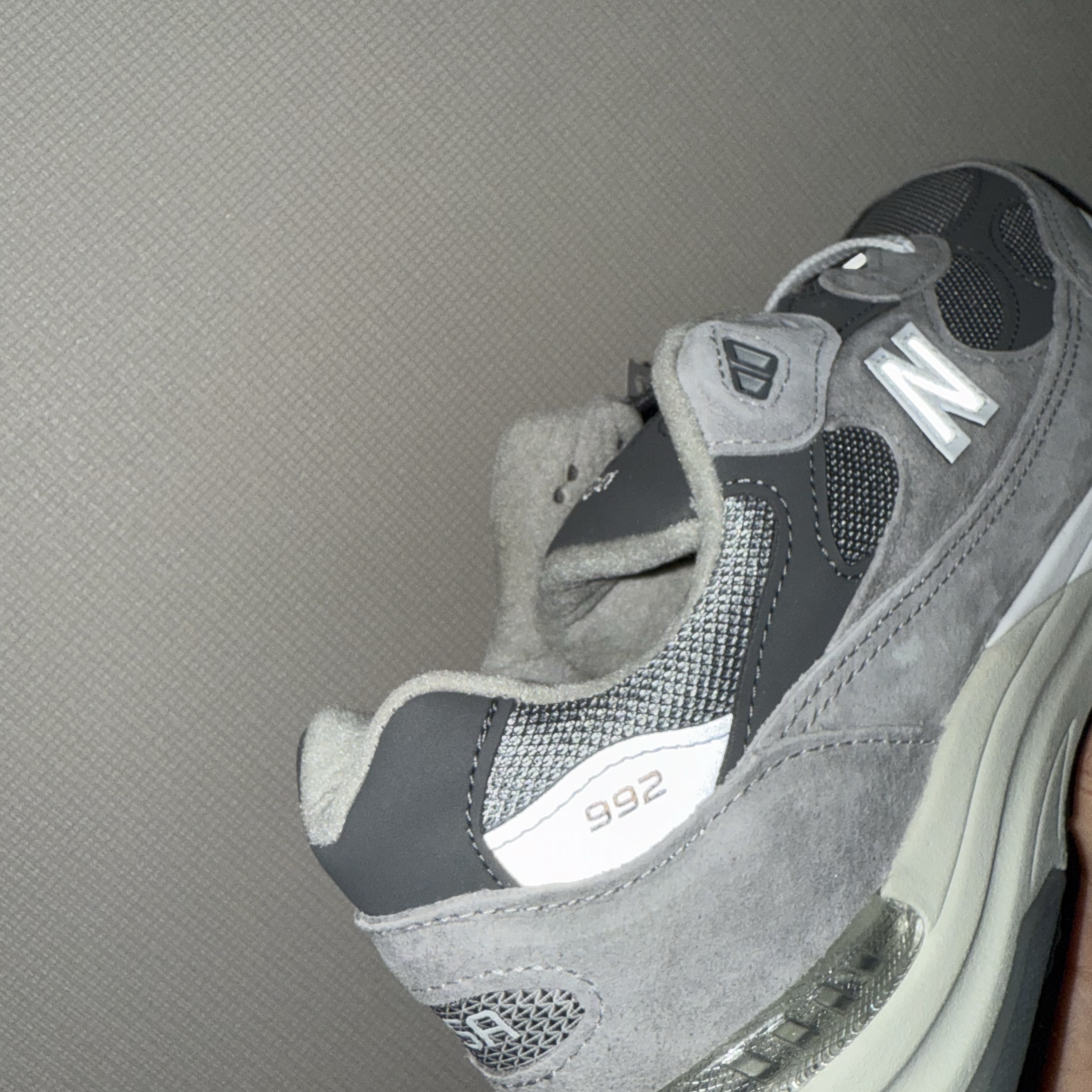 New Balance 992 Made in USA Core Grey Silver Metallic 착용 스타일 - 2