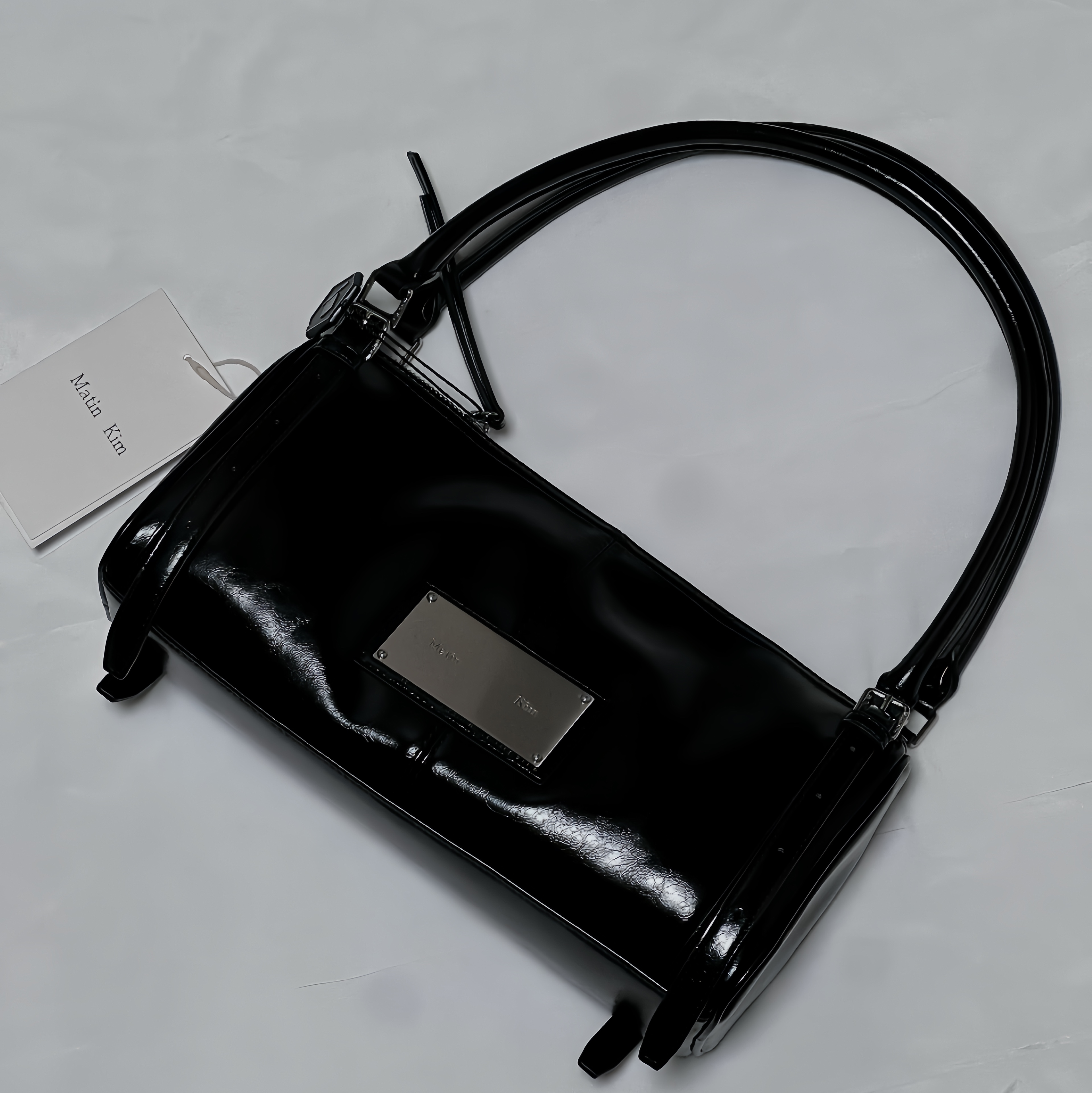 Matin Kim Buckle Strap Shoulder Bag Black 착용 스타일 - 1