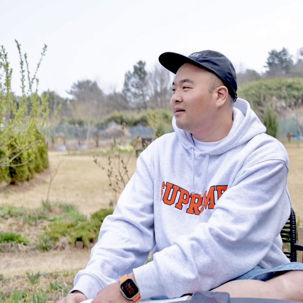 Supreme Mitchell & Ness NCAA Hooded Sweatshirt Ash Grey - 24FW, Supreme CDW Delta Carabiner Silver - 24SS 착용 스타일 - 3