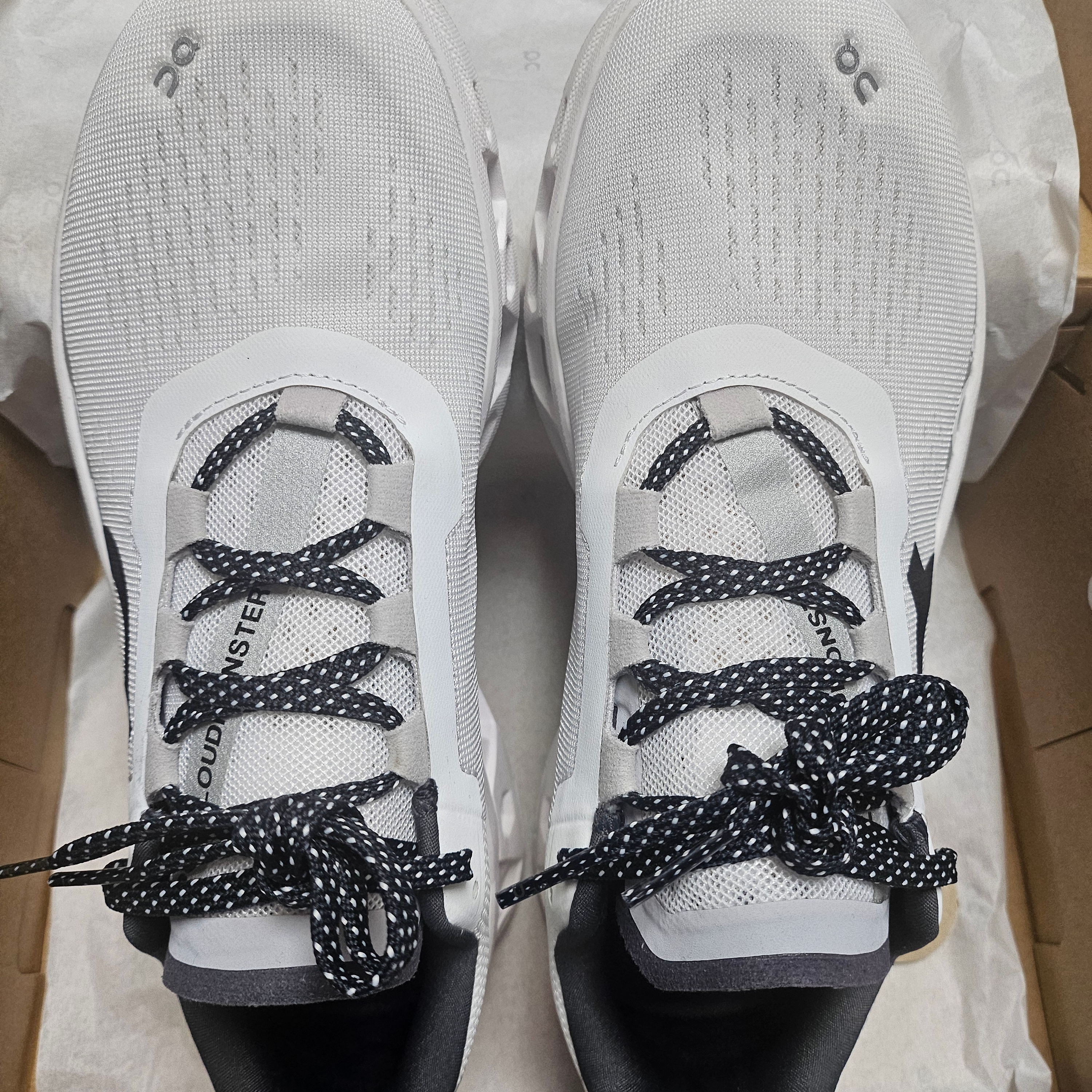 (W) On Running Cloudmonster Undyed White 착용 스타일
