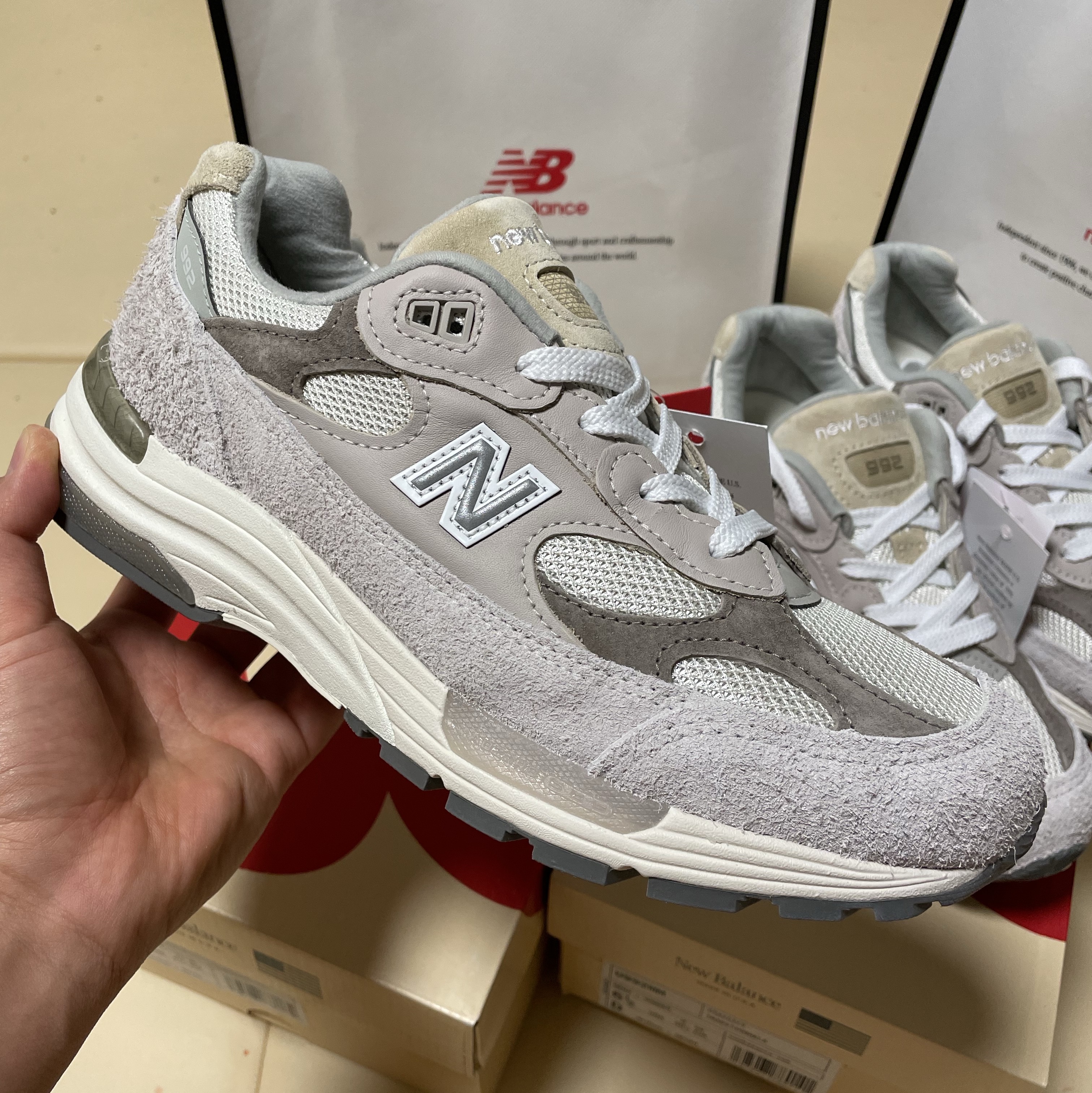 New Balance 992 Made in USA Moonrock Mushroom 착용 스타일 - 2