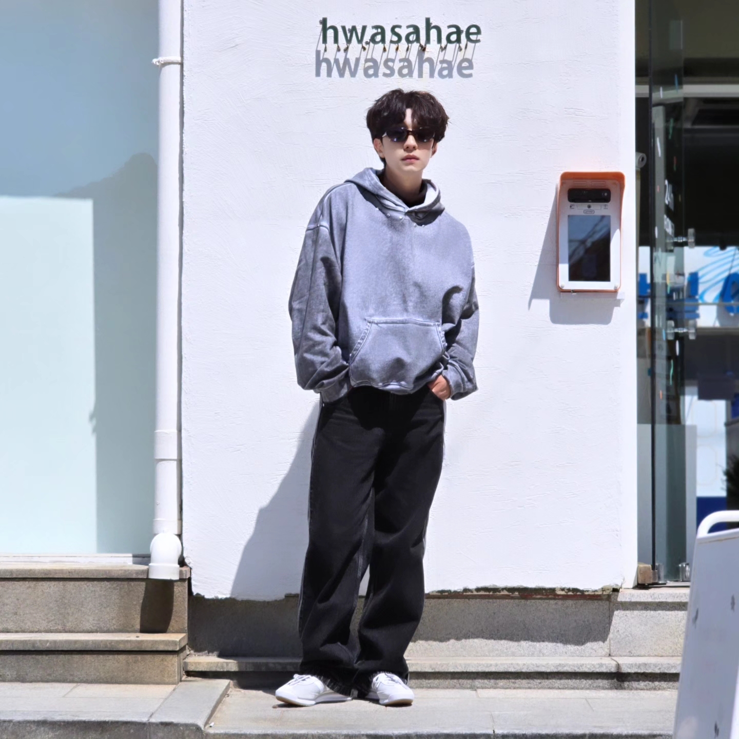 Flavorism Oversized Rivet Hoodie Dirty White, Adidas Adicolor Denim Firebird Pants True Black Denim - KR Sizing 착용 스타일 - 6