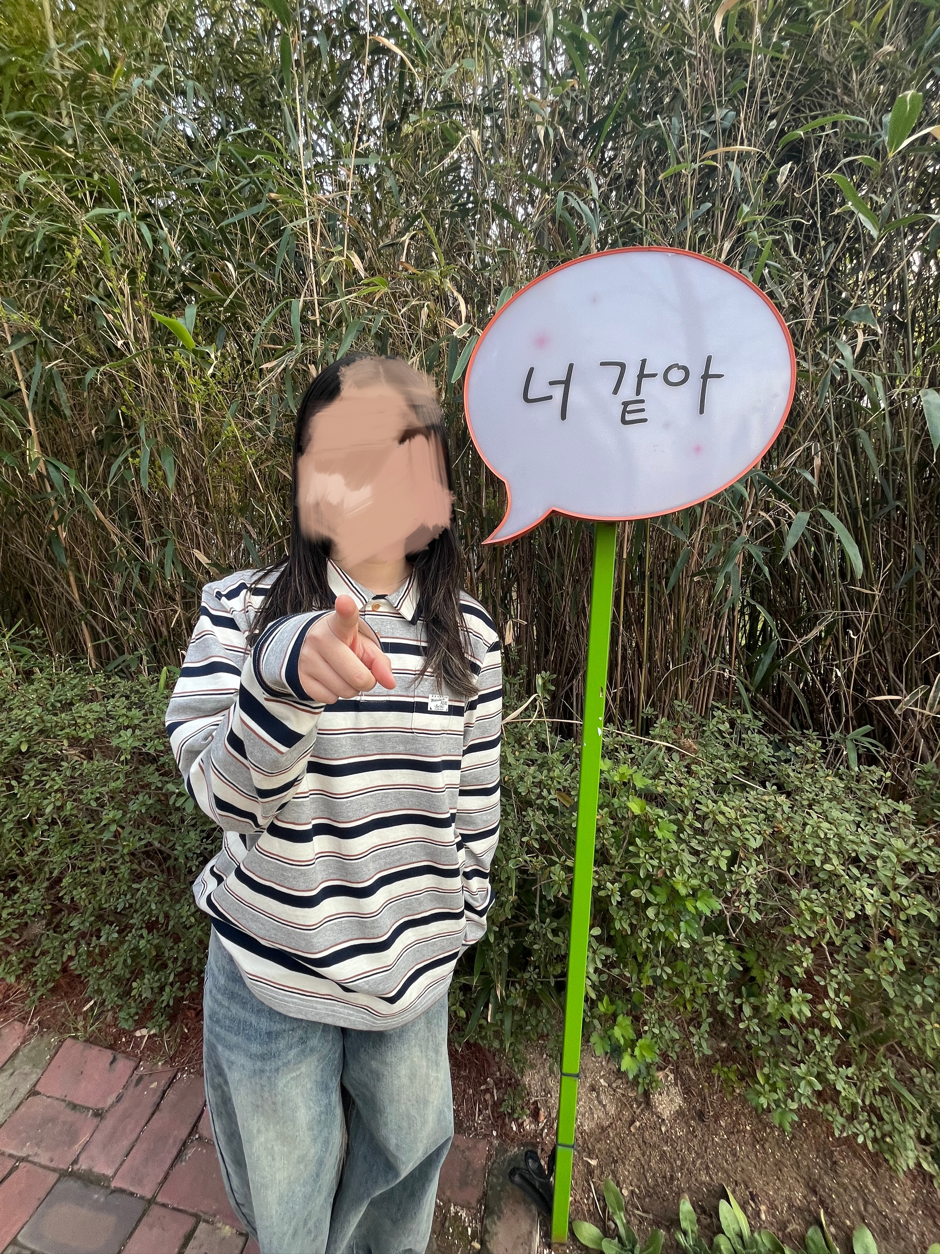 에이이에이이 스트라이프 피케 티셔츠 멜란지 그레이 착용 스타일 - 1