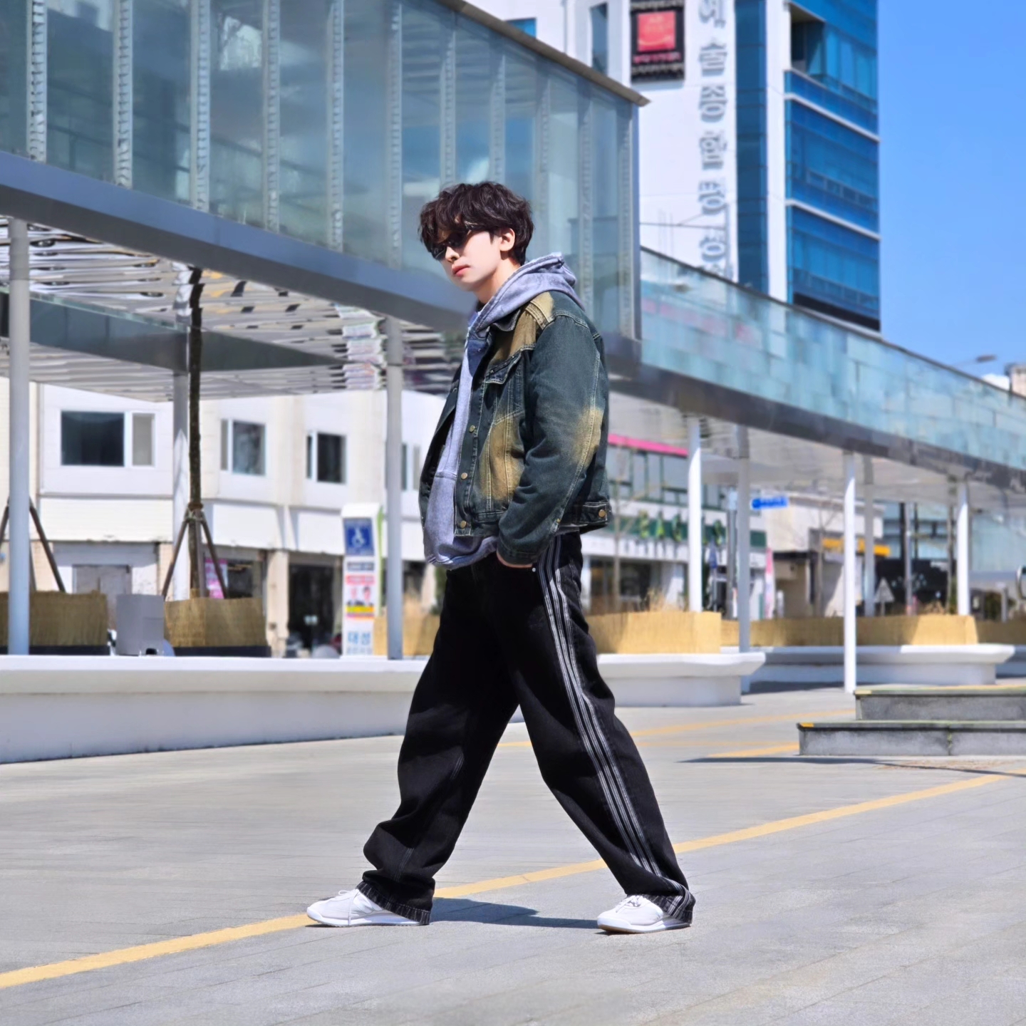 Flavorism Oversized Rivet Hoodie Dirty White, Adidas Adicolor Denim Firebird Pants True Black Denim - KR Sizing 착용 스타일 - 2