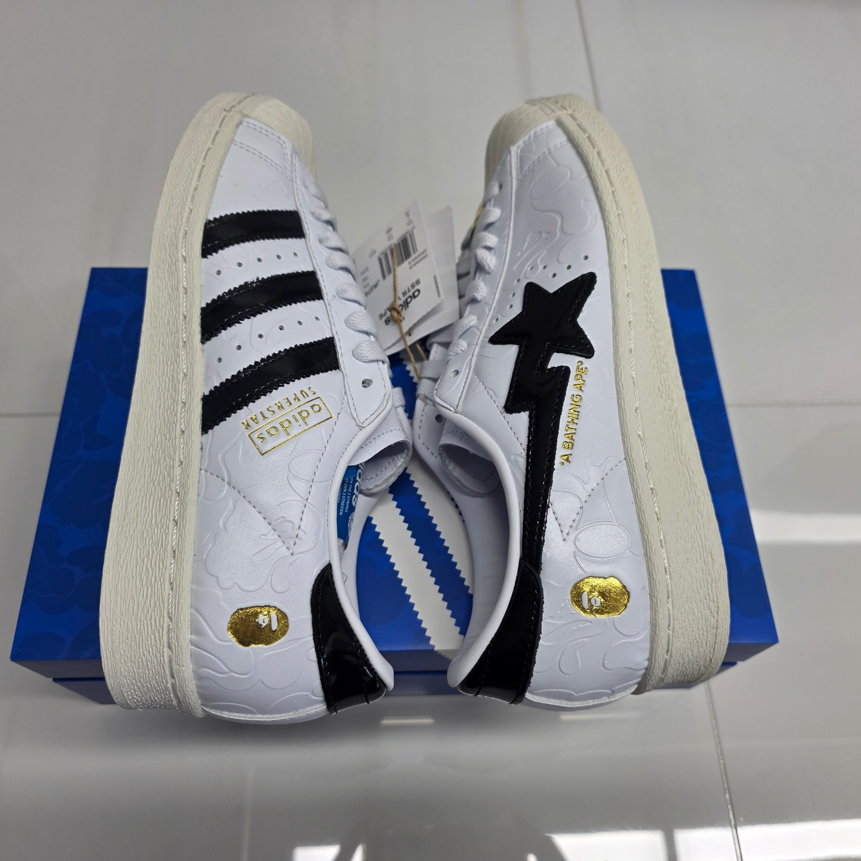 Adidas x BAPE Superstar Vintage Cloud White Core Black 착용 스타일 - 2