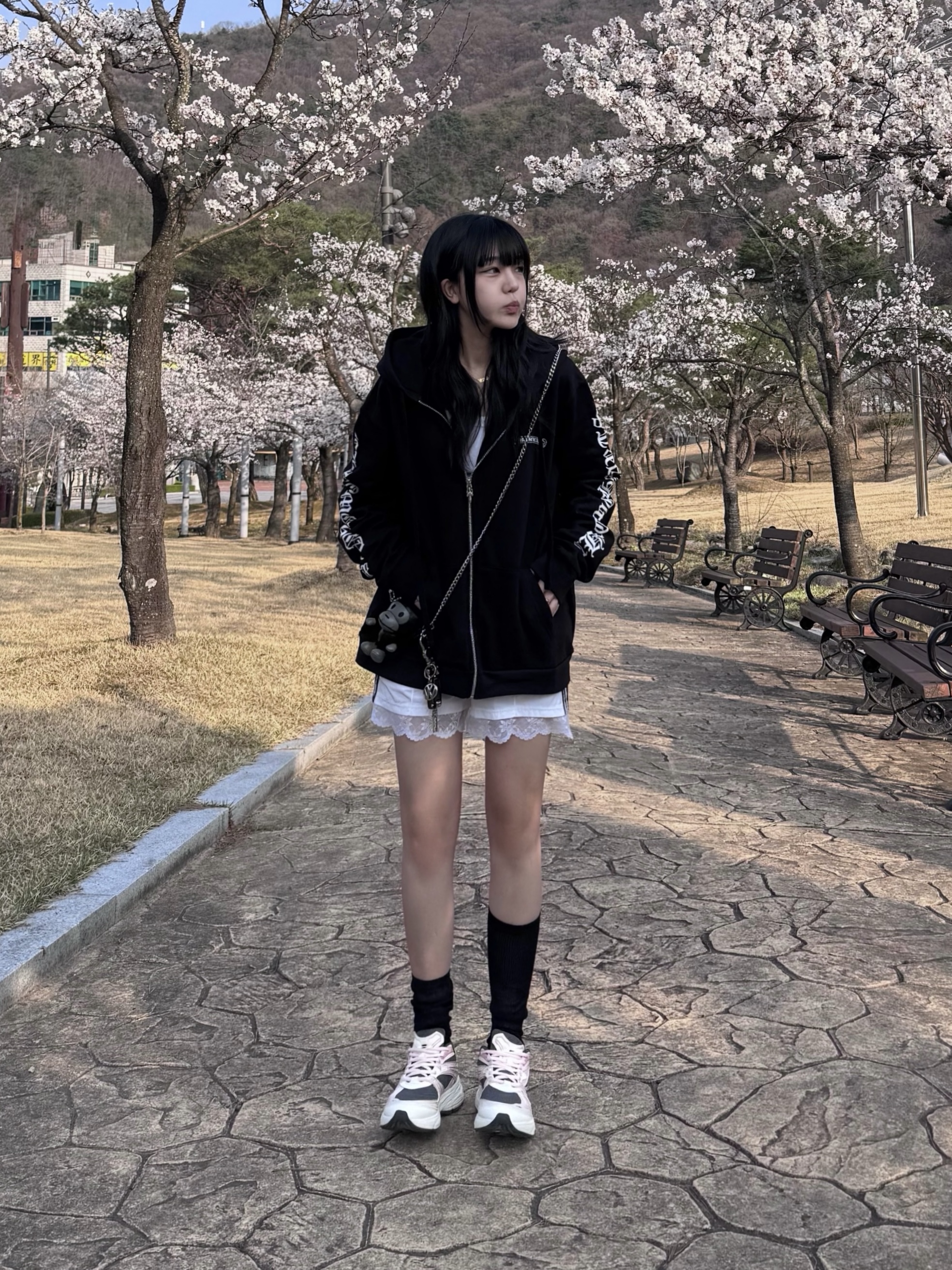 베이프 베이비 마일로 미니 숄더백 블랙, (W) 아디다스 레이스 트림 삼선 쇼츠 화이트 - KR 사이즈 착용 스타일 - 1