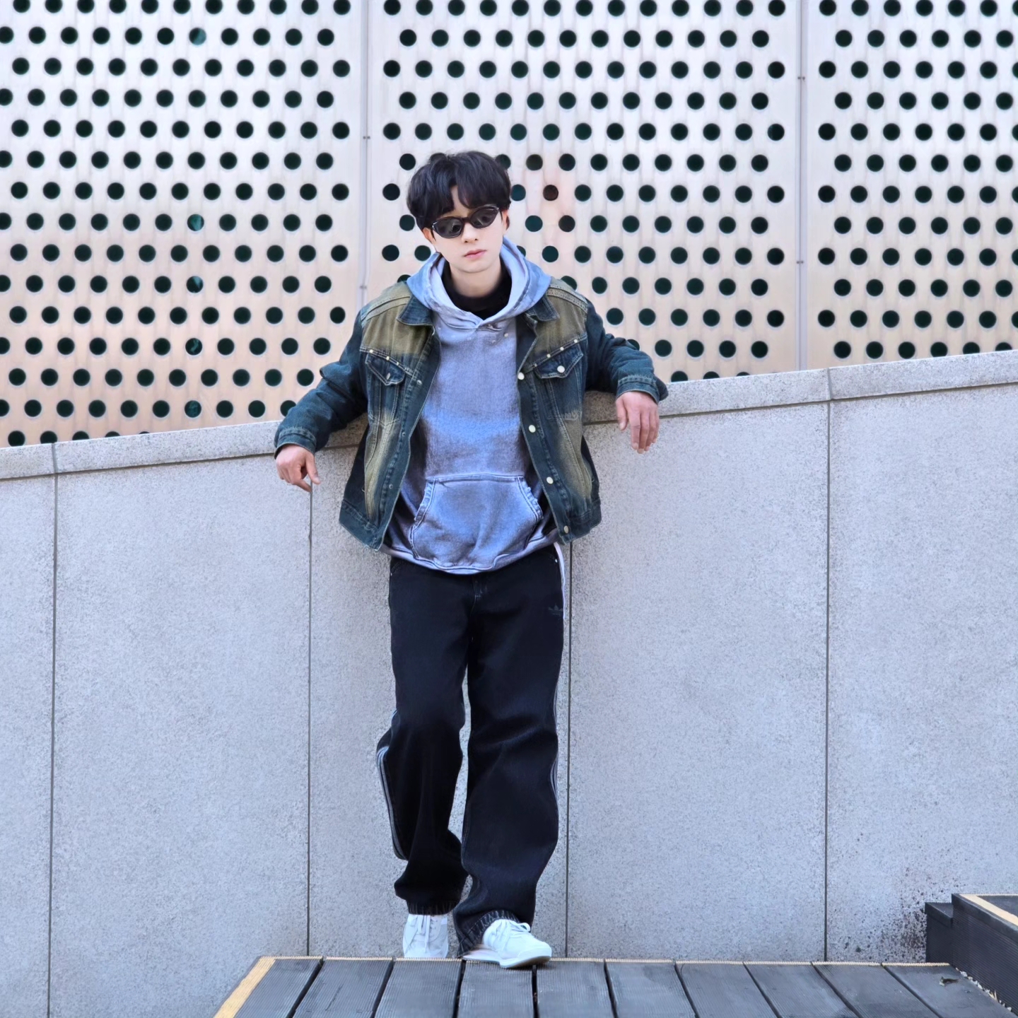 Flavorism Oversized Rivet Hoodie Dirty White, Adidas Adicolor Denim Firebird Pants True Black Denim - KR Sizing 착용 스타일 - 7