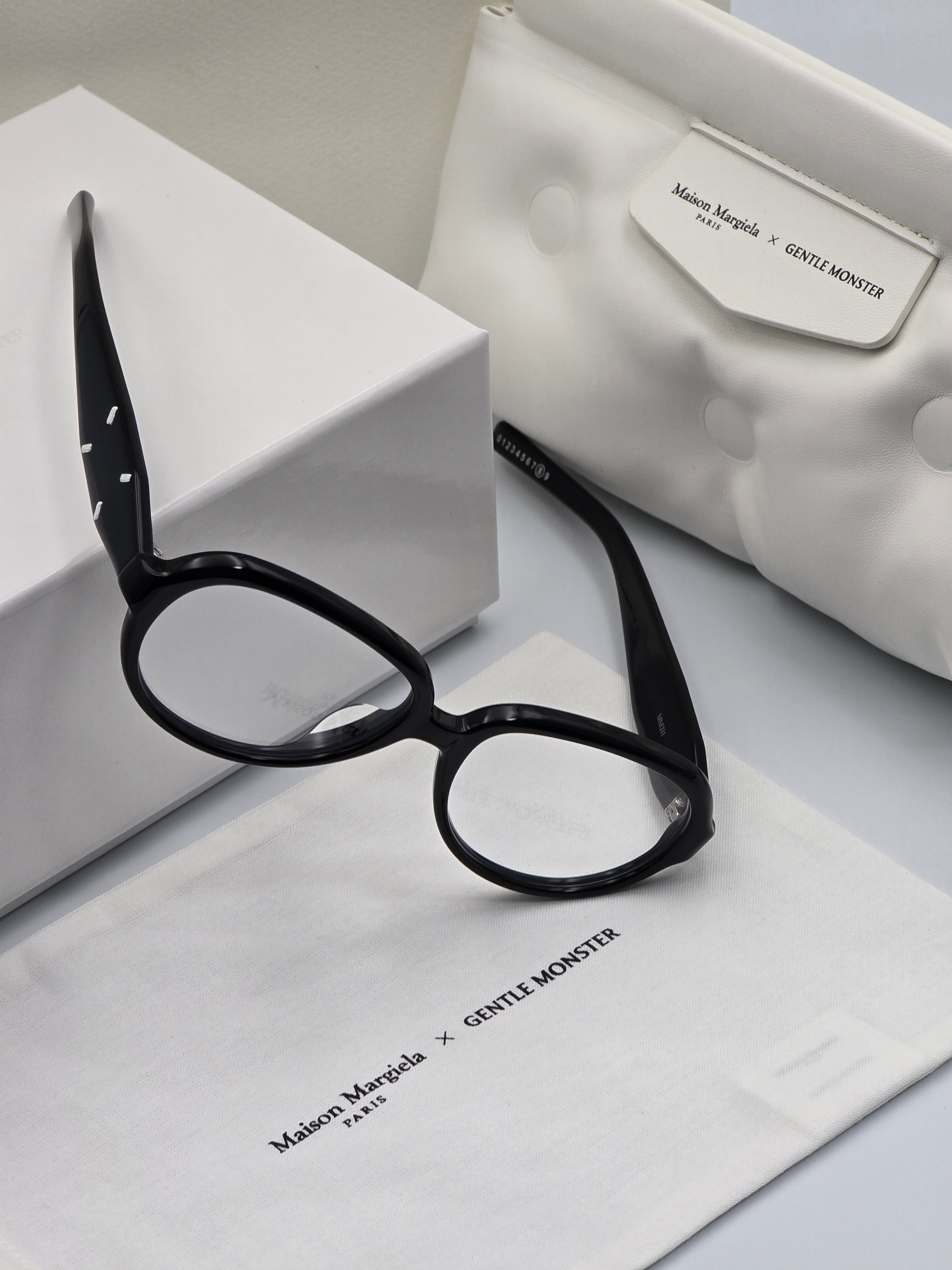 Gentle Monster x Maison Margiela MM211 Black Clear 착용 스타일 - 3