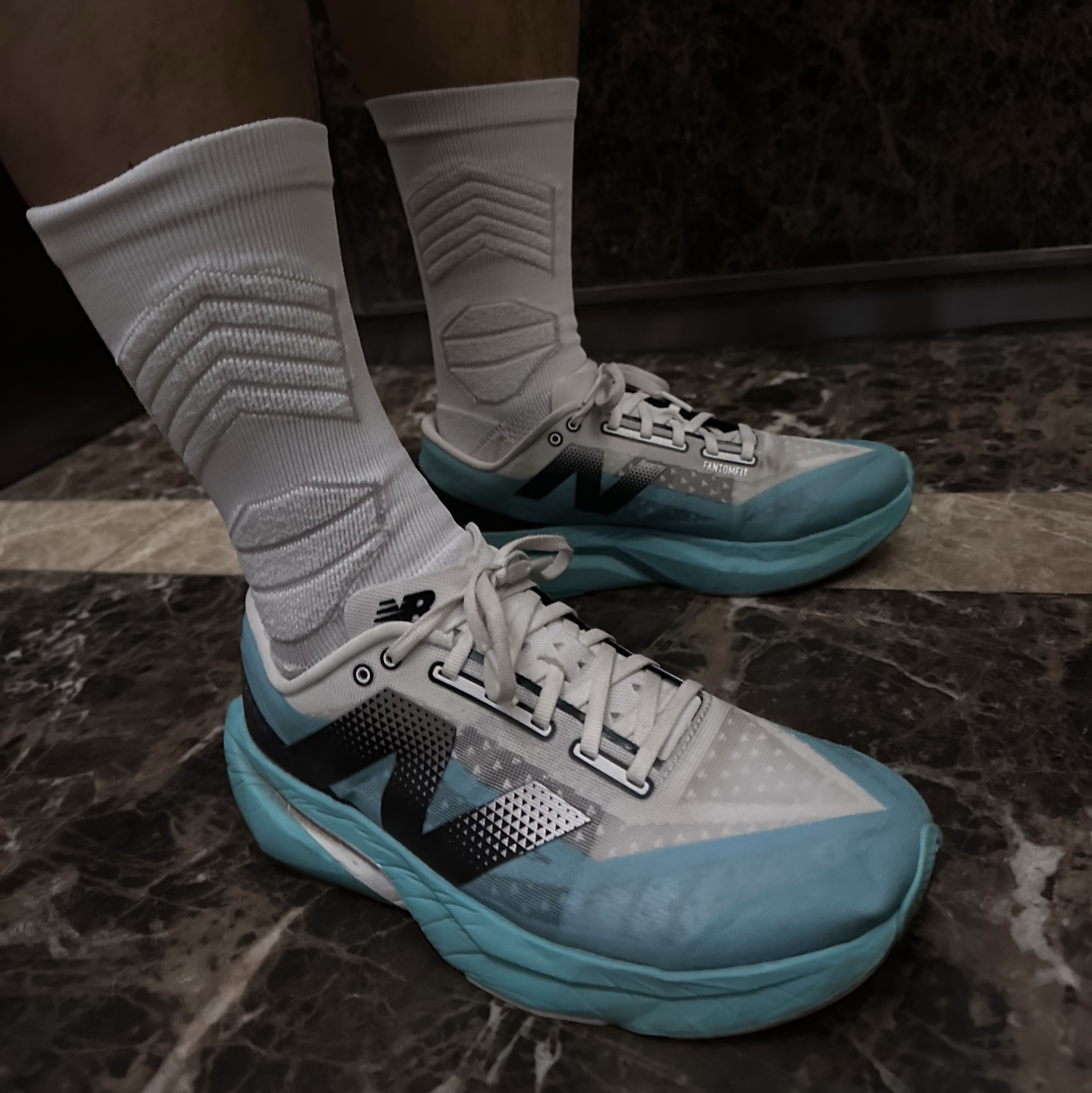 On Running Lightweight Cap Black, New Balance Fuelcell Rebel v4 Cyber Jade White - 2E Wide 착용 스타일 - 2