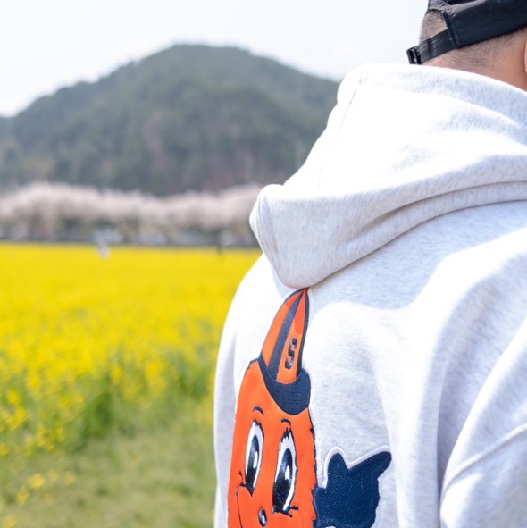 Supreme Mitchell & Ness NCAA Hooded Sweatshirt Ash Grey - 24FW, Supreme CDW Delta Carabiner Silver - 24SS 착용 스타일 - 7
