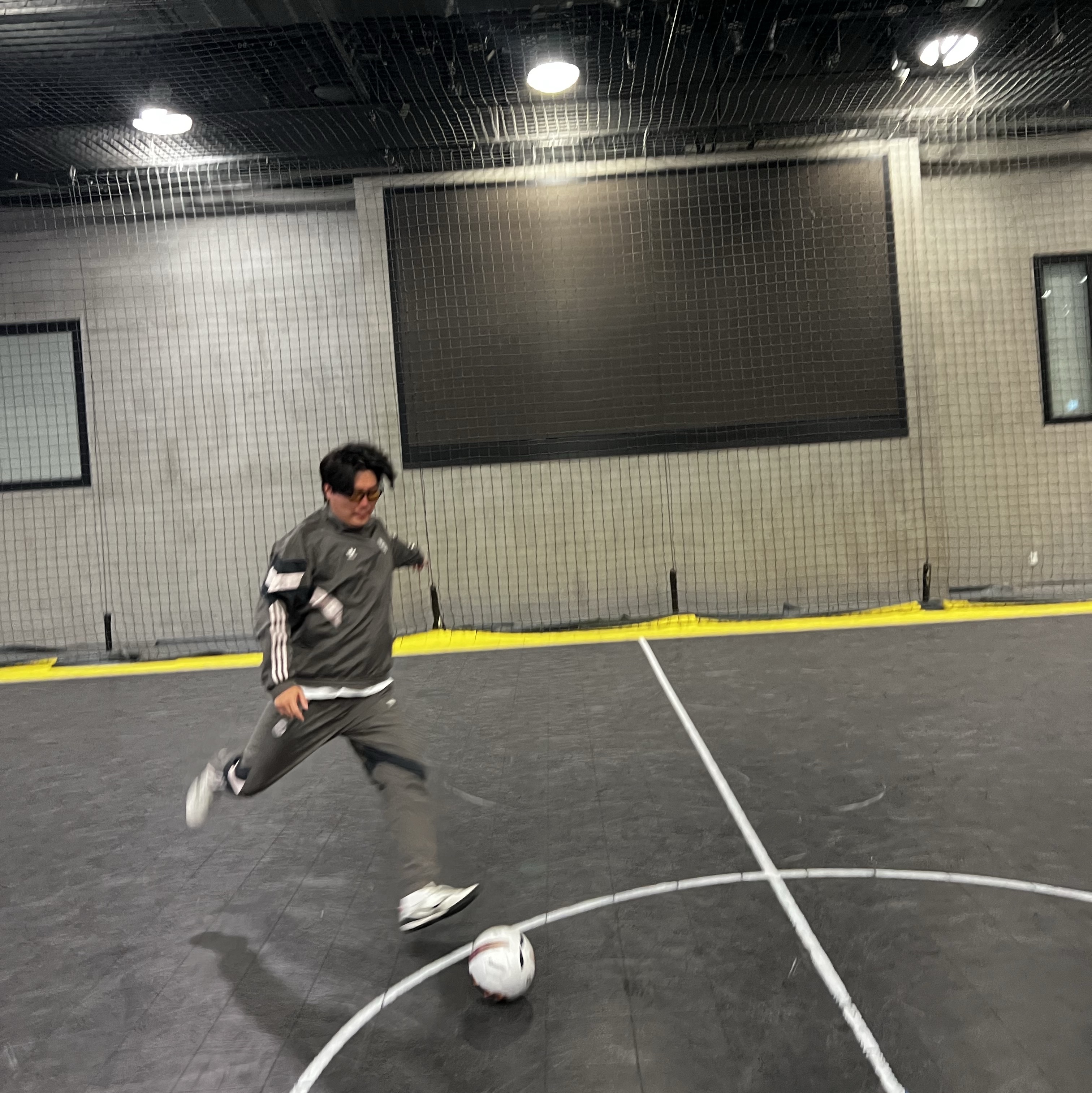 아디다스 레알 마드리드 오리지널스 트랙 탑 차콜 그레이 - KR 사이즈, 아디다스 레알 마드리드 2024/25 홈 저지 화이트 - KR 사이즈 (논 마킹 버전) 착용 스타일 - 3