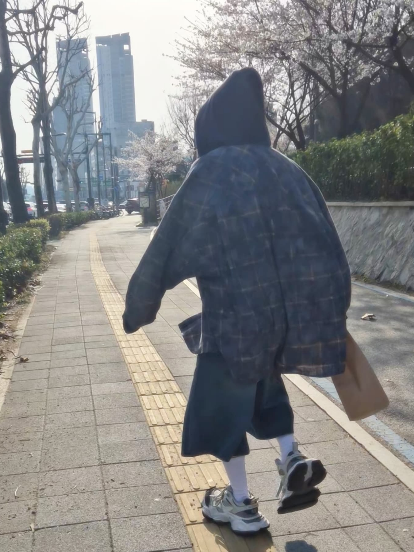발렌시아가 카고 스니커즈 화이트 그레이 착용 스타일 - 2