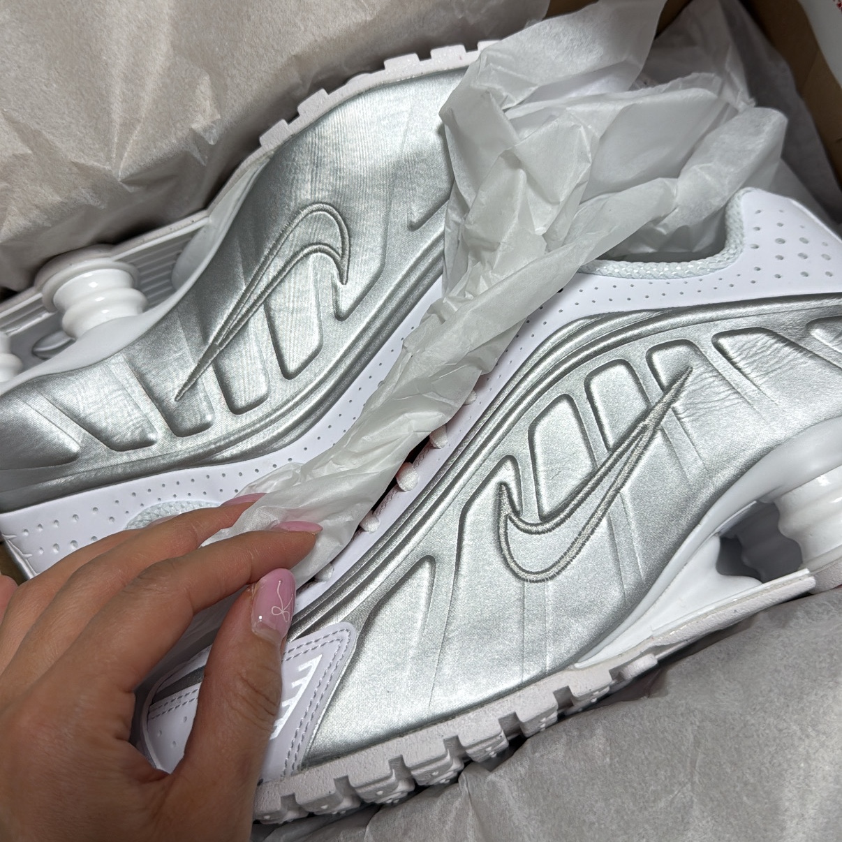 (W) Nike Shox R4 White Metallic Silver 착용 스타일