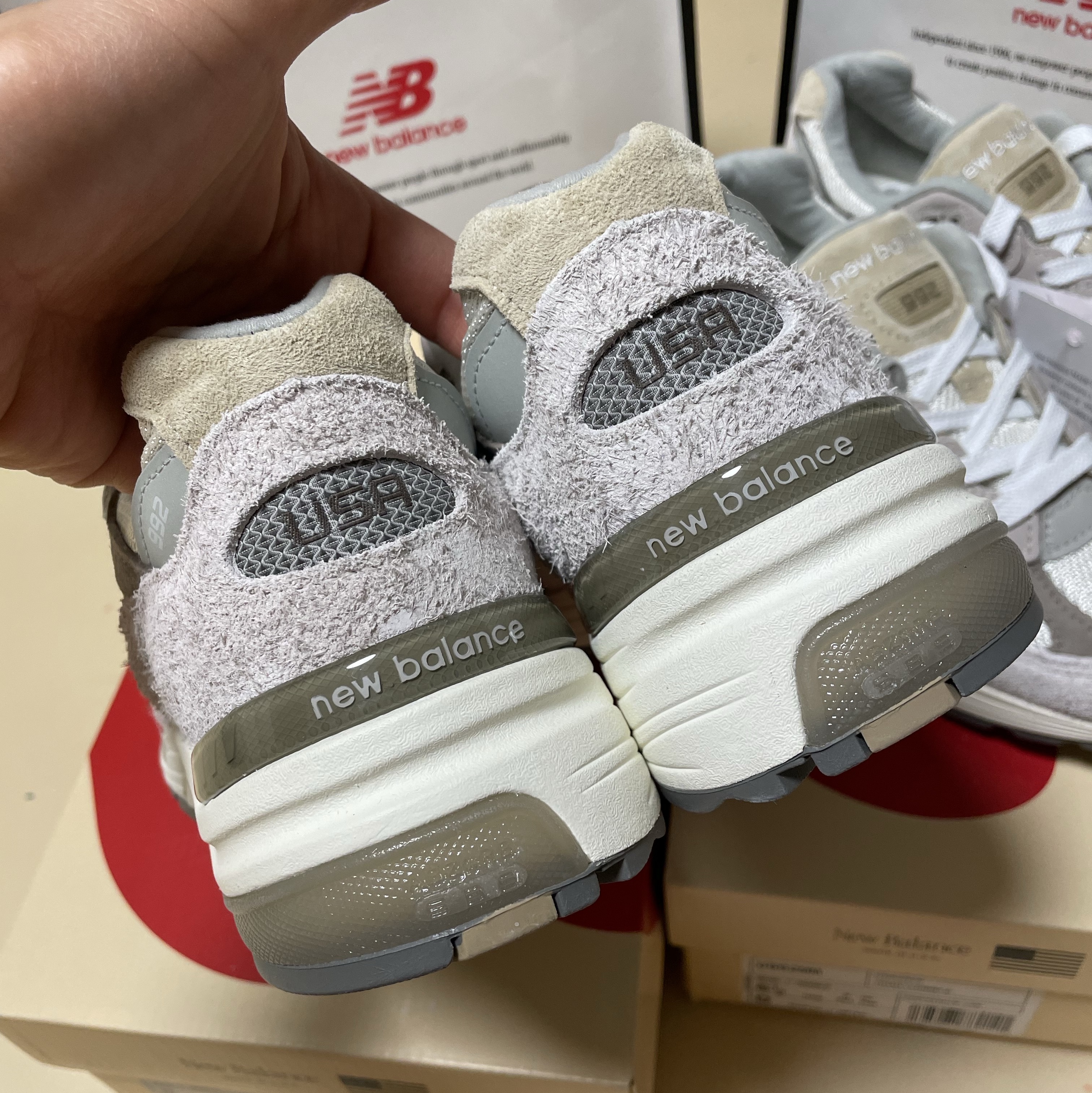 New Balance 992 Made in USA Moonrock Mushroom 착용 스타일 - 3