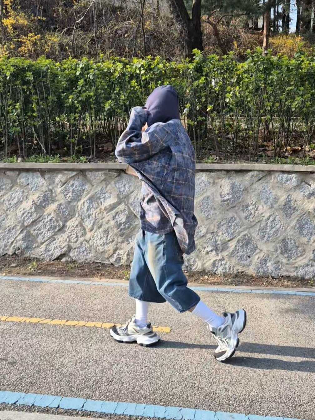 발렌시아가 카고 스니커즈 화이트 그레이 착용 스타일 - 1