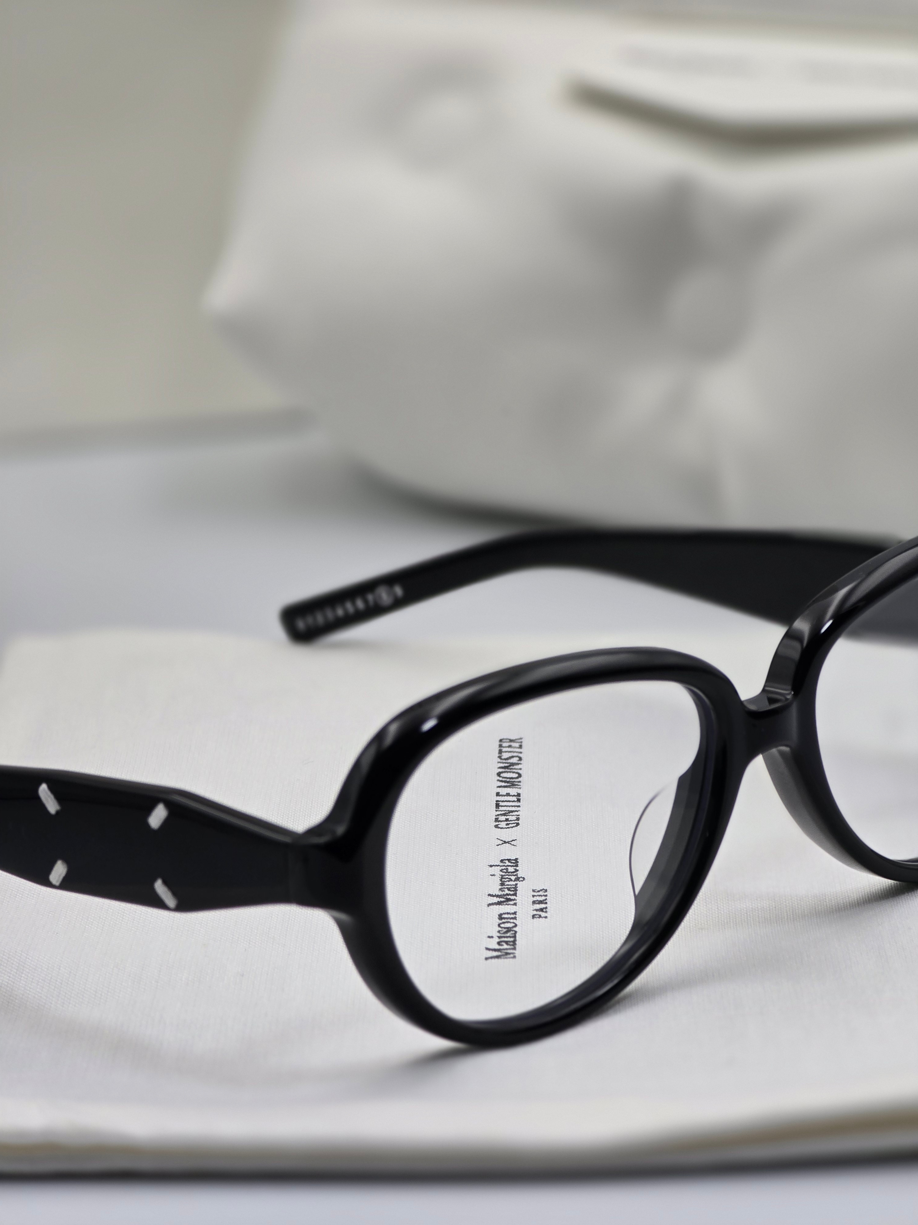 Gentle Monster x Maison Margiela MM211 Black Clear 착용 스타일 - 7