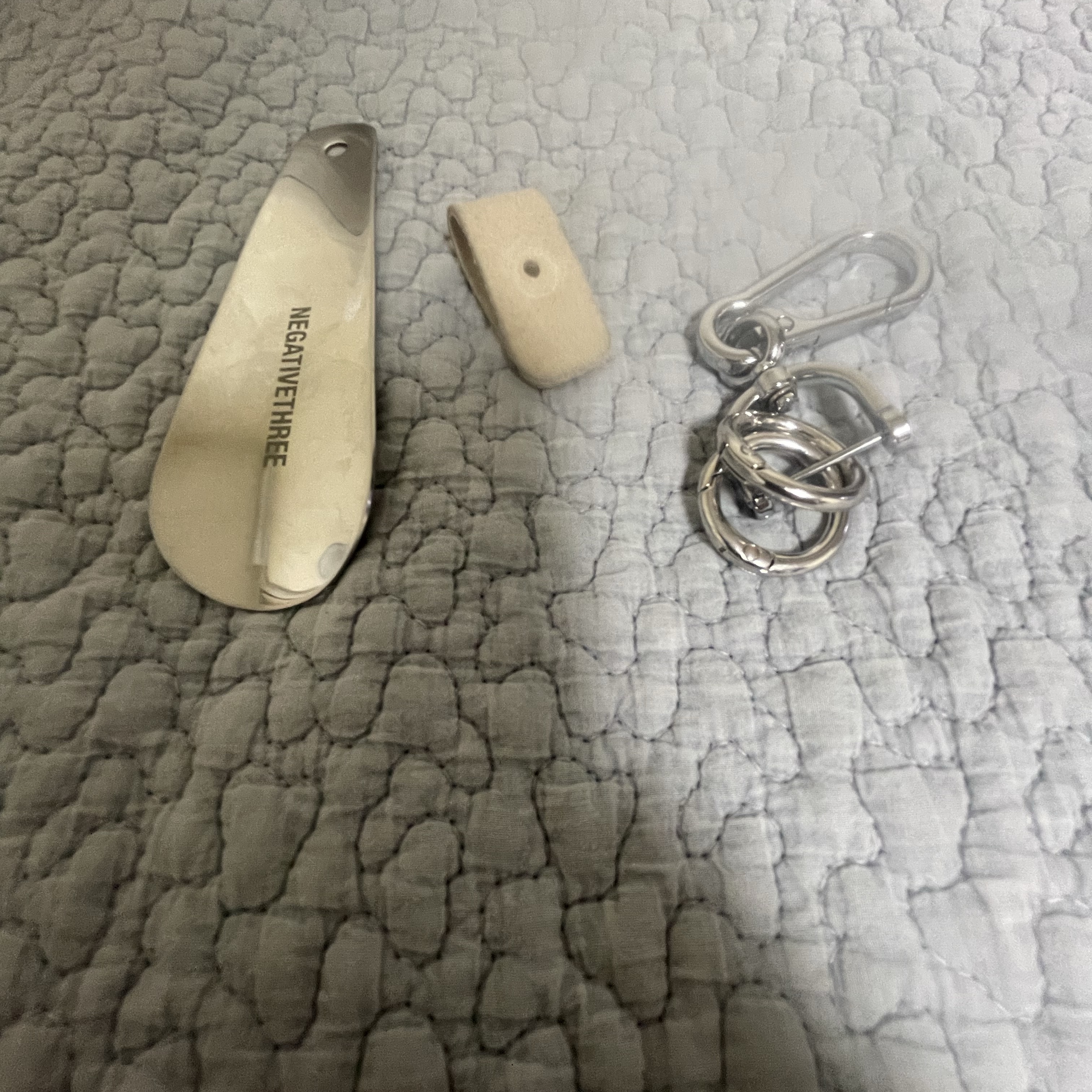 Millo Archive X Negative Exclusive Shoehorn Carabiner Beige 착용 스타일