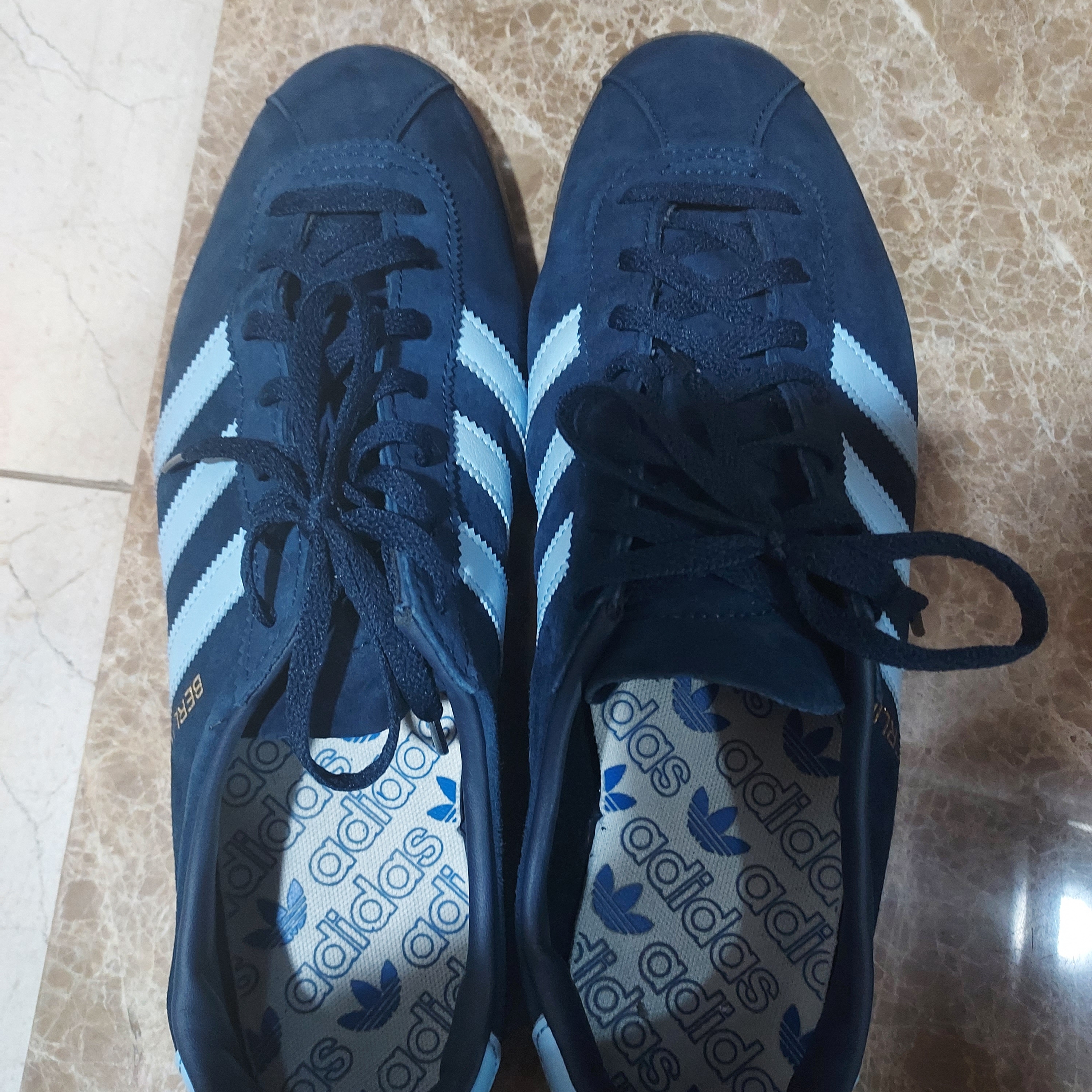 Adidas Berlin Collegiate Navy Pantone 착용 스타일
