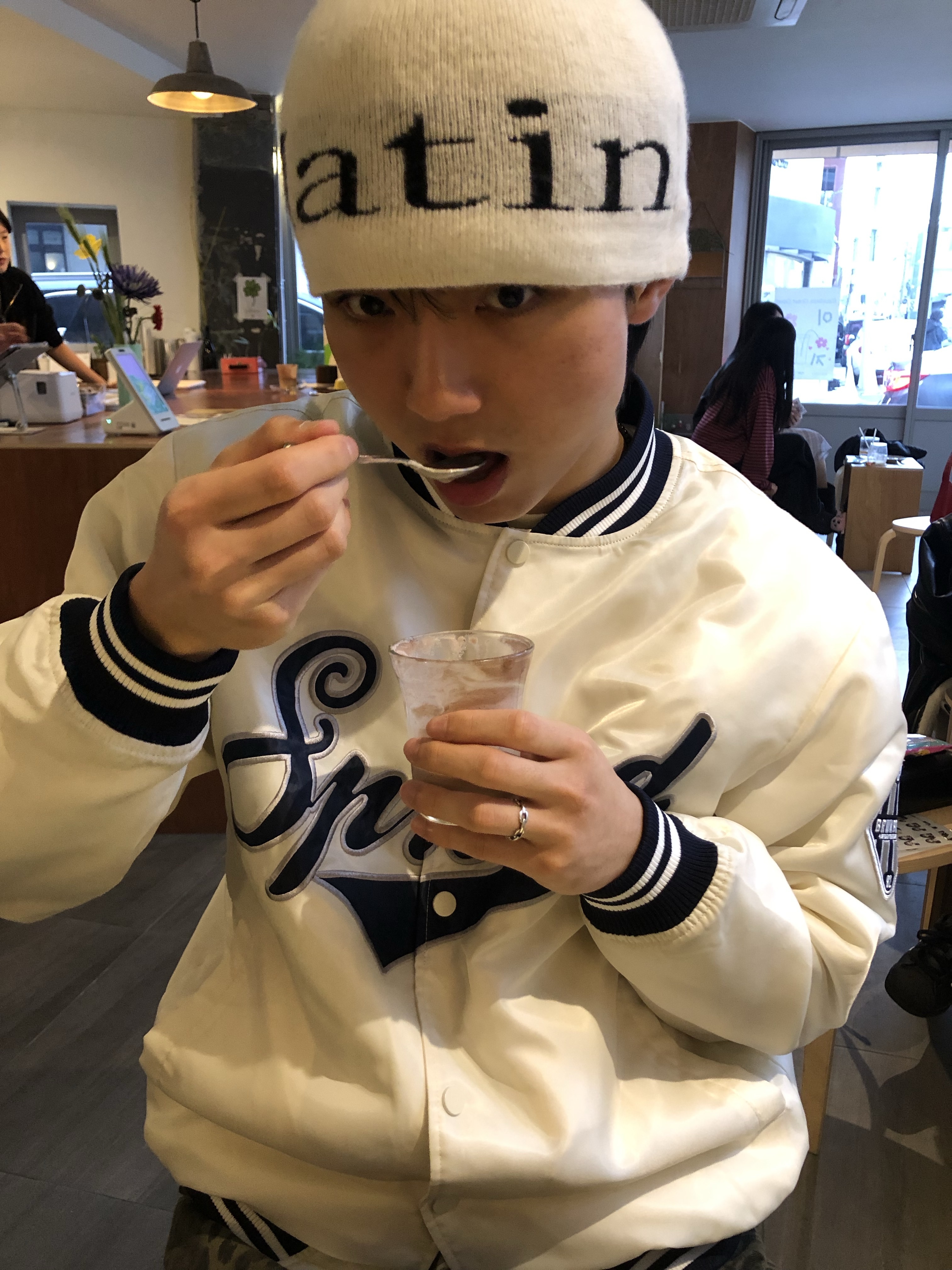 Matin Kim Logo Jacquard Short Beanie White 착용 스타일 - 2