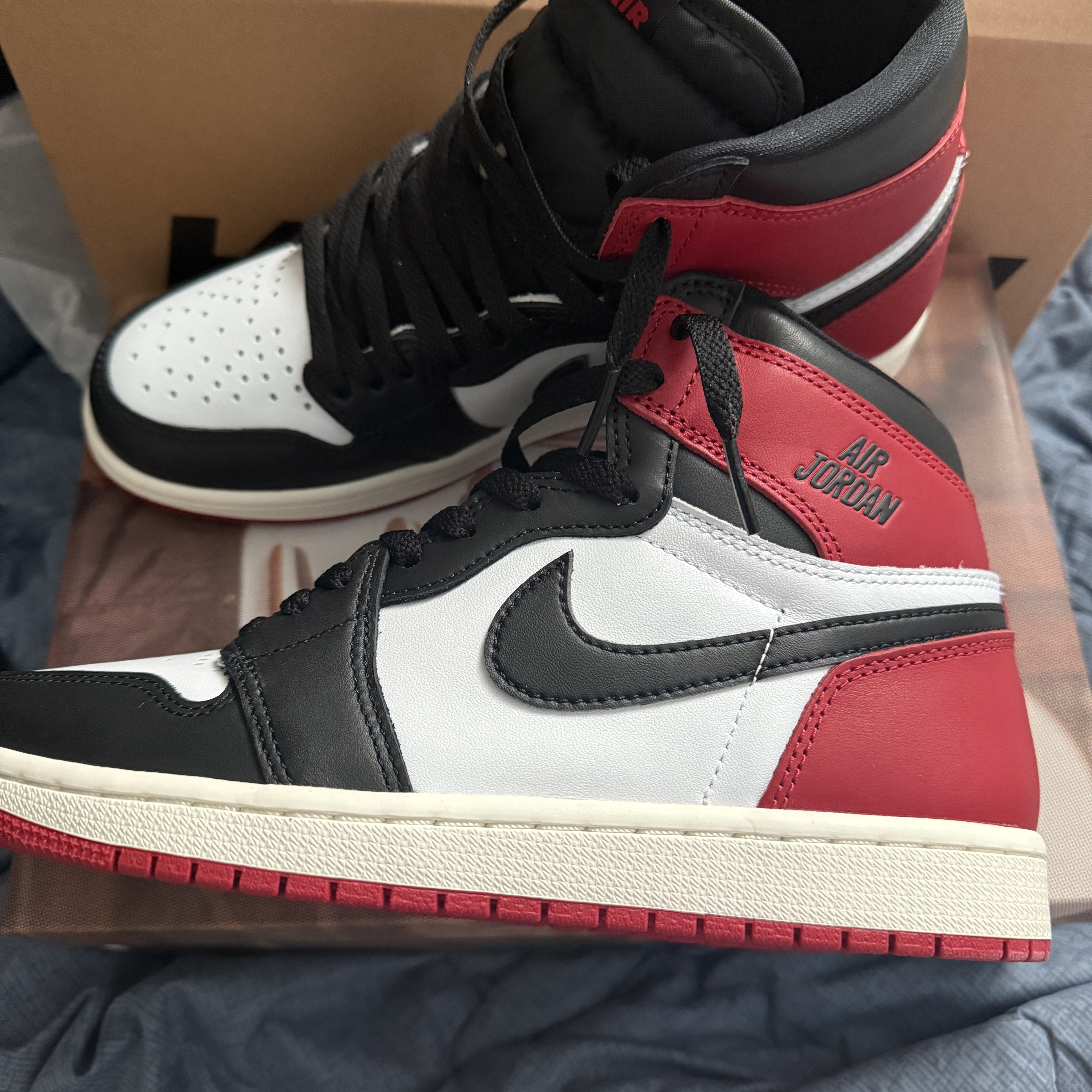 Jordan 1 Retro High OG Black Toe 착용 스타일 - 3