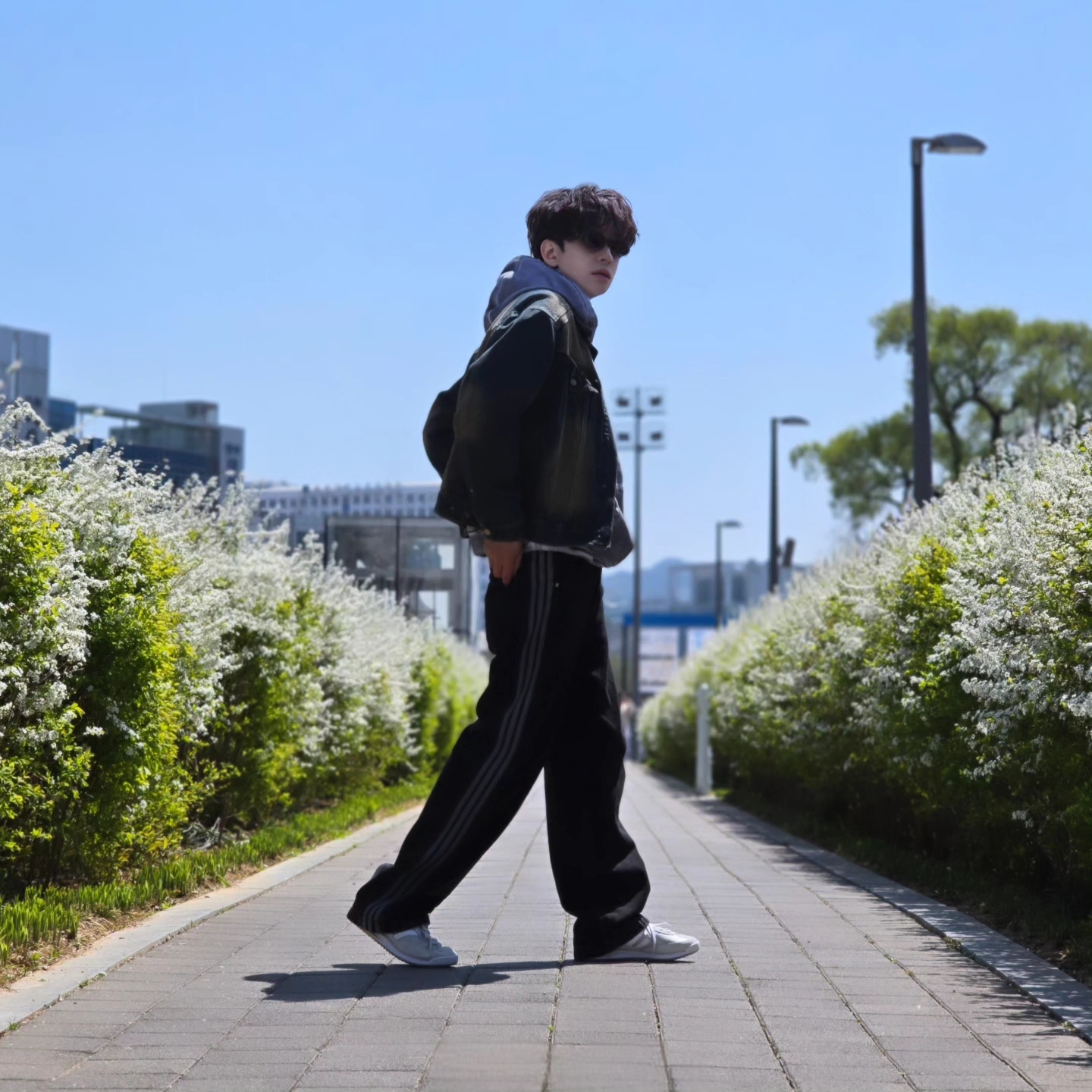 Flavorism Oversized Rivet Hoodie Dirty White, Adidas Adicolor Denim Firebird Pants True Black Denim - KR Sizing 착용 스타일 - 2