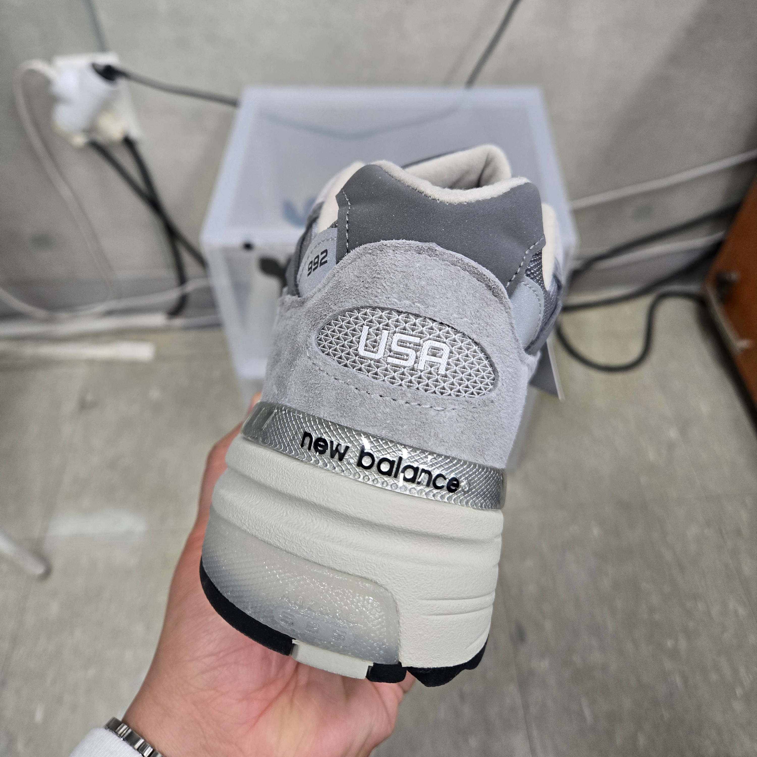 뉴발란스 992 메이드 인 USA 코어 그레이 실버 메탈릭 착용 스타일 - 5