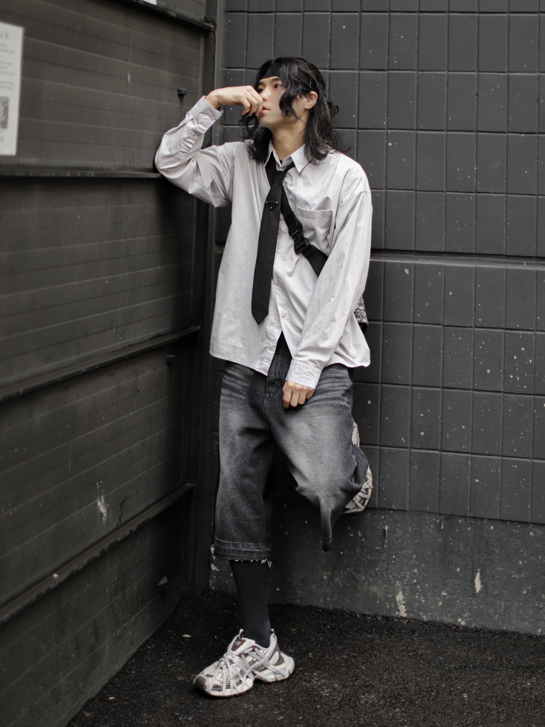 Prada Re-Nylon Gabardine Tie Black, Dior Saddle Bag Beige & Black Dior Oblique Jacquard 착용 스타일 - 2
