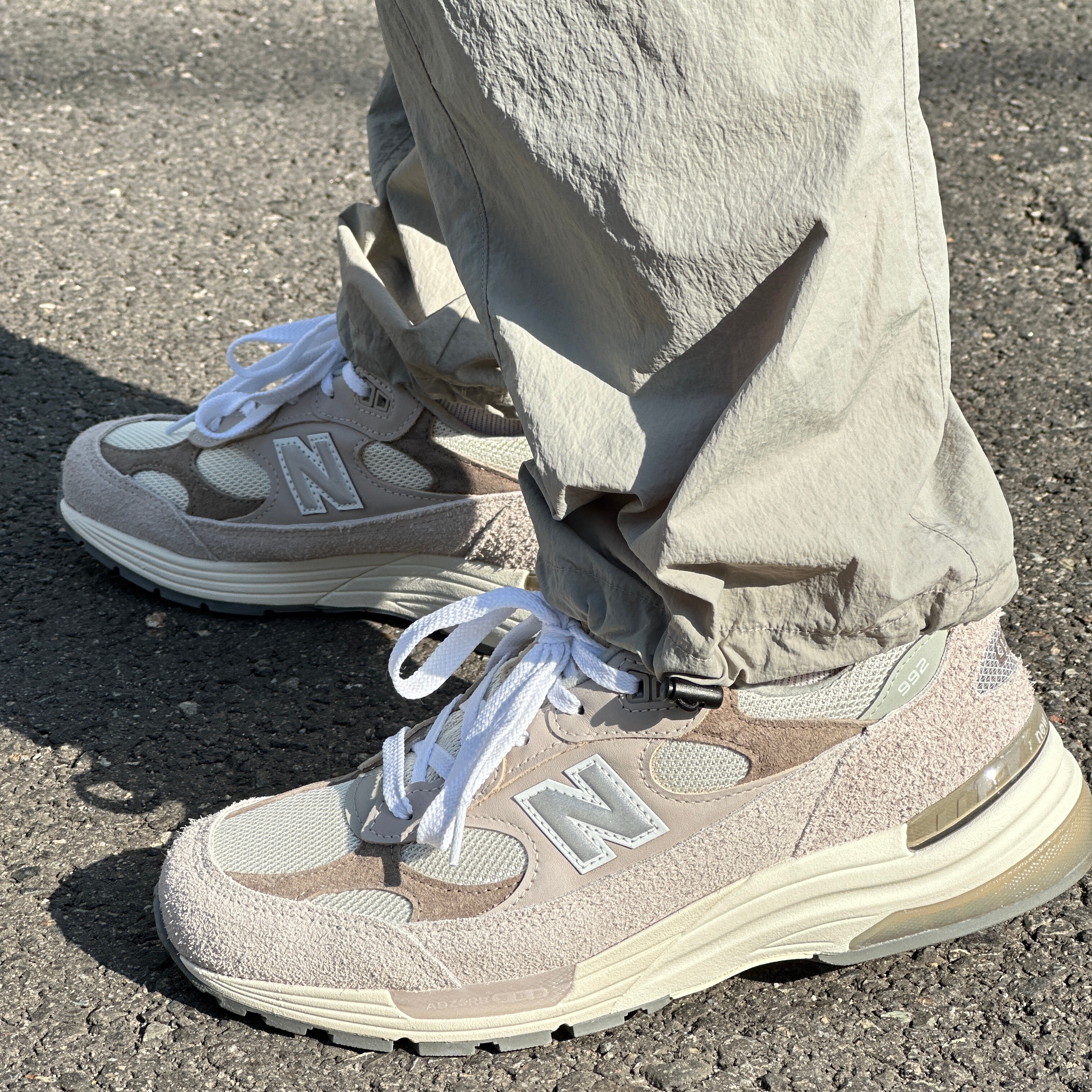 New Balance 992 Made in USA Moonrock Mushroom 착용 스타일 - 2