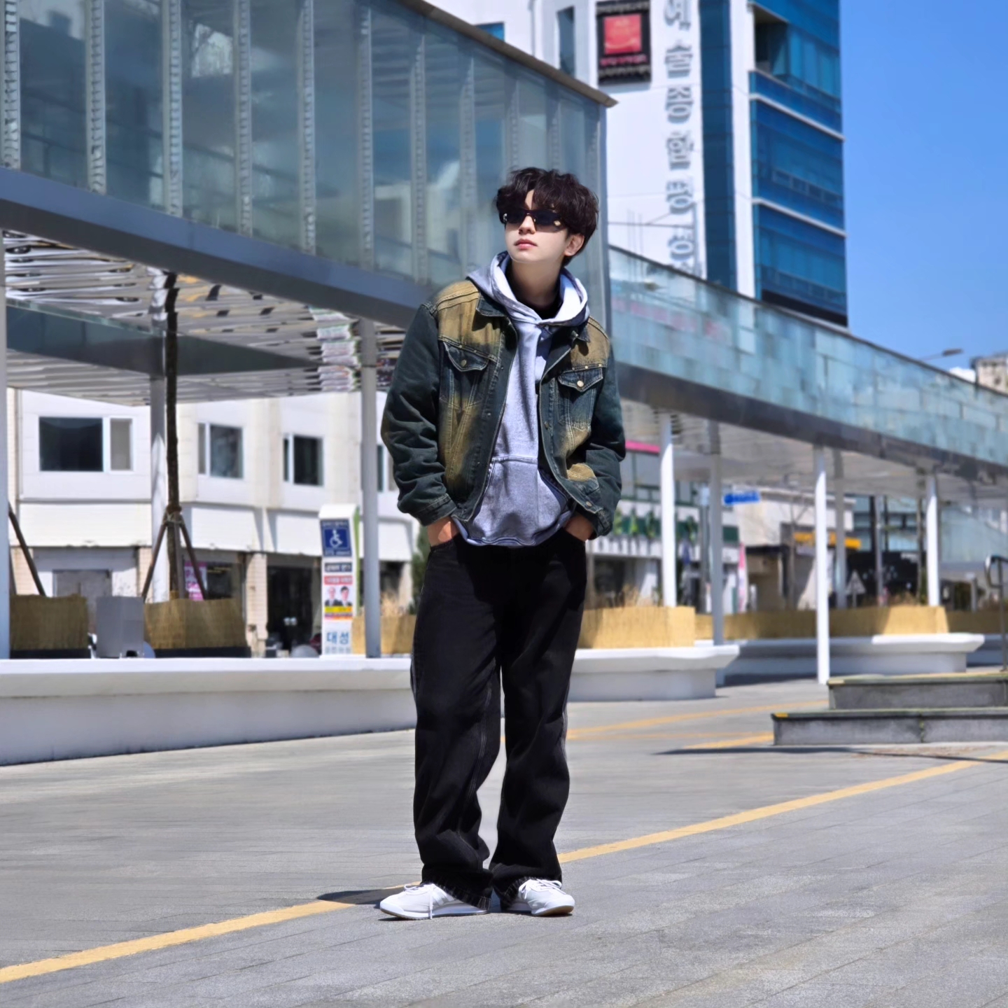 Flavorism Oversized Rivet Hoodie Dirty White, Adidas Adicolor Denim Firebird Pants True Black Denim - KR Sizing 착용 스타일 - 3