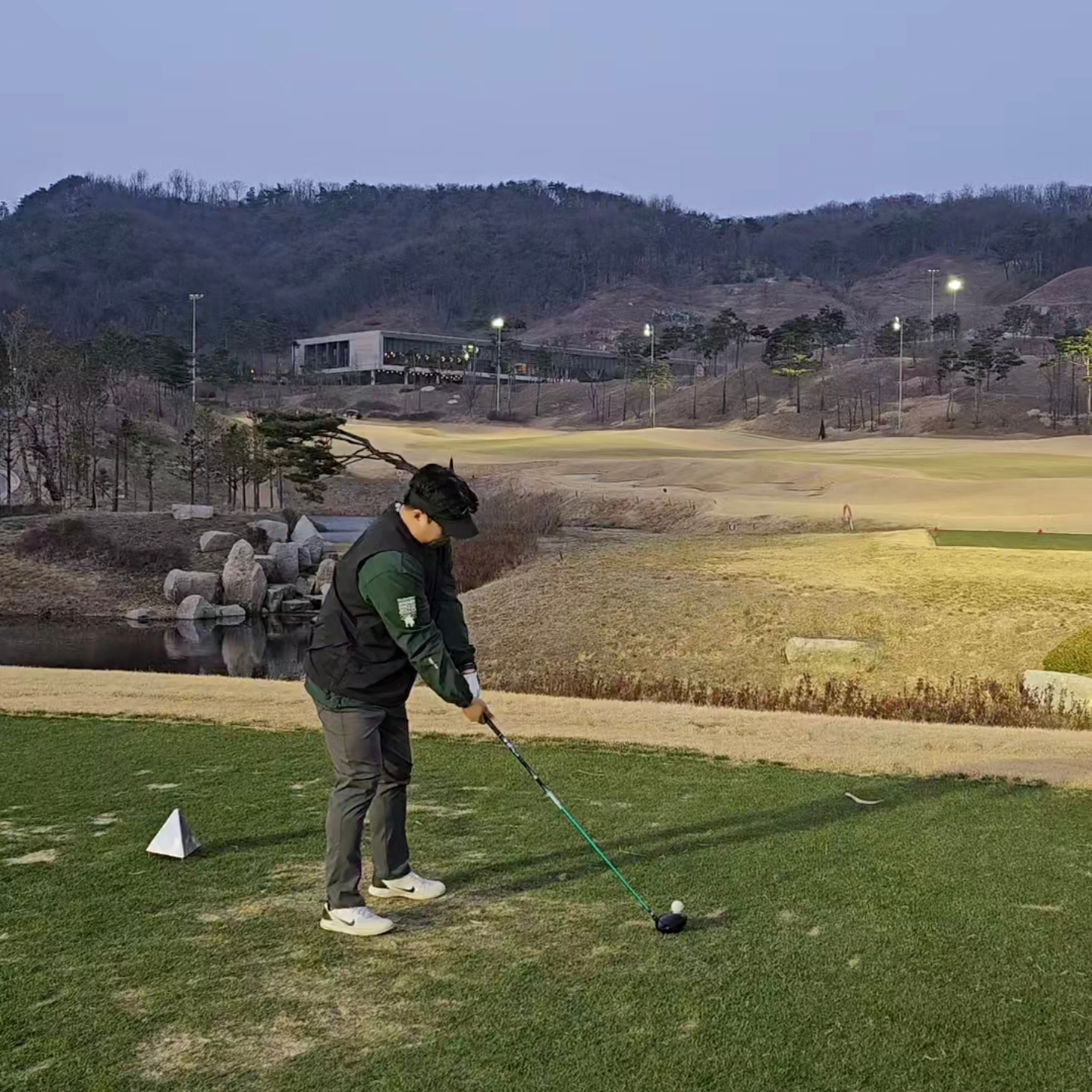 Nike x Drake Nocta Golf Crewneck Top Green - US/EU, Nike x Drake Nocta Golf Vest Black - US/EU 착용 스타일