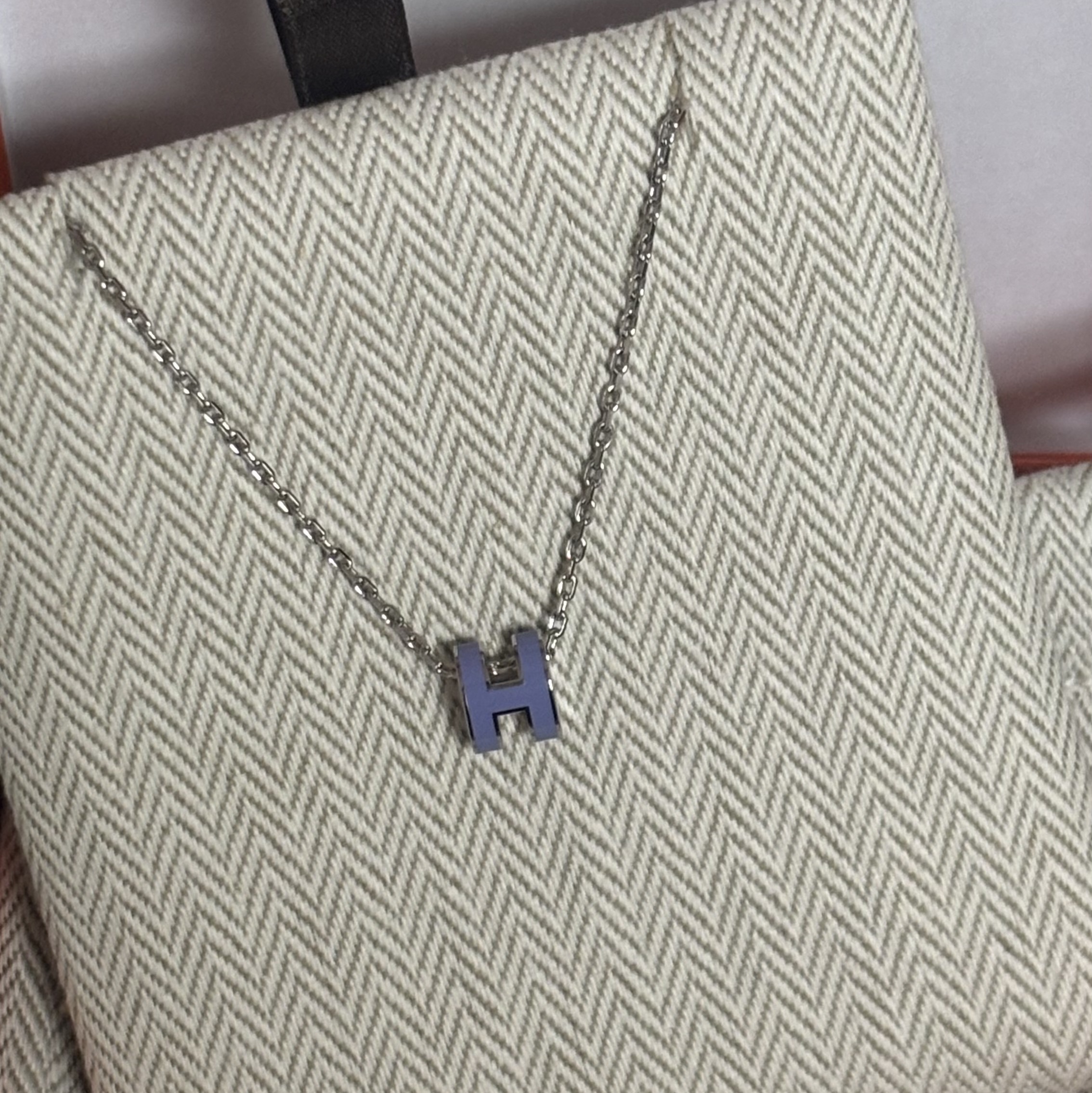 (W) Hermes Mini Pop H Pendant Palladium & Lila 착용 스타일
