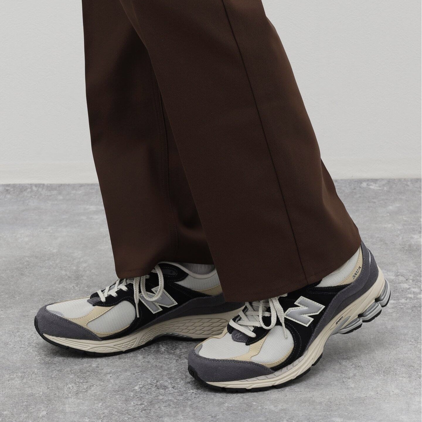 New Balance 2002R Magnet Timberwolf 착용 스타일